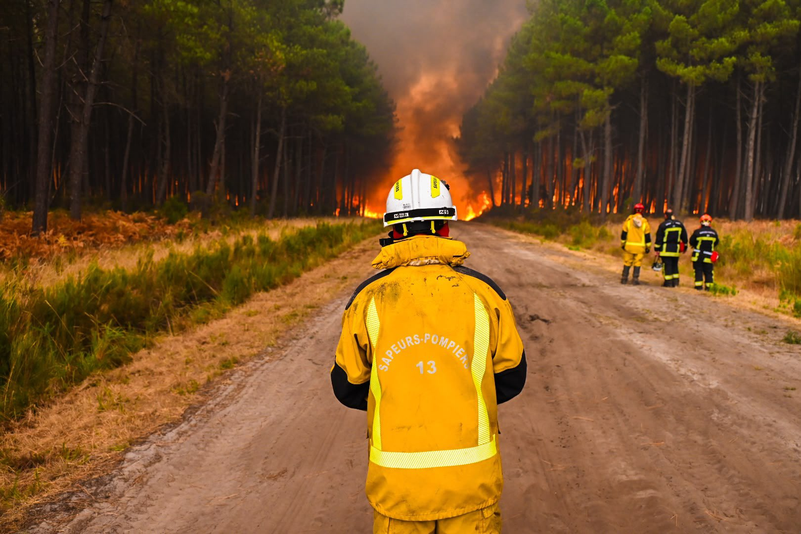 Los servicios meteorológicos franceses confirmaron este lunes el comienzo de una nueva ola de calor, la cuarta en el país este año, desde este martes, con máximas de hasta 40 grados en el suroeste, lo que podría complicar la lucha contra los numerosos focos de fuego activos, en especial cerca de Burdeos. Las temperaturas máximas registrarán desde mañana "un claro aumento", con valores elevados en gran parte del país, entre los 32 y los 35 grados centígrados, si bien en el suroeste el mercurio podría subir hasta los 37 grados, detalló el instituto oficial Météo France en su último boletín. EFE/ Marion Fournies/FNSPF .