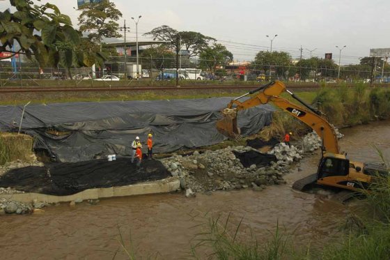 Este muro de contención ubicado entre las estaciones del metro Ayurá y Envigado se derrumbó y obligó el cese de operaciones en seis paradas del metro. / Luis Benavides
