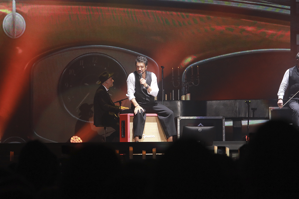 Ricardo arjona en Bogota Gira Blanco y Negro