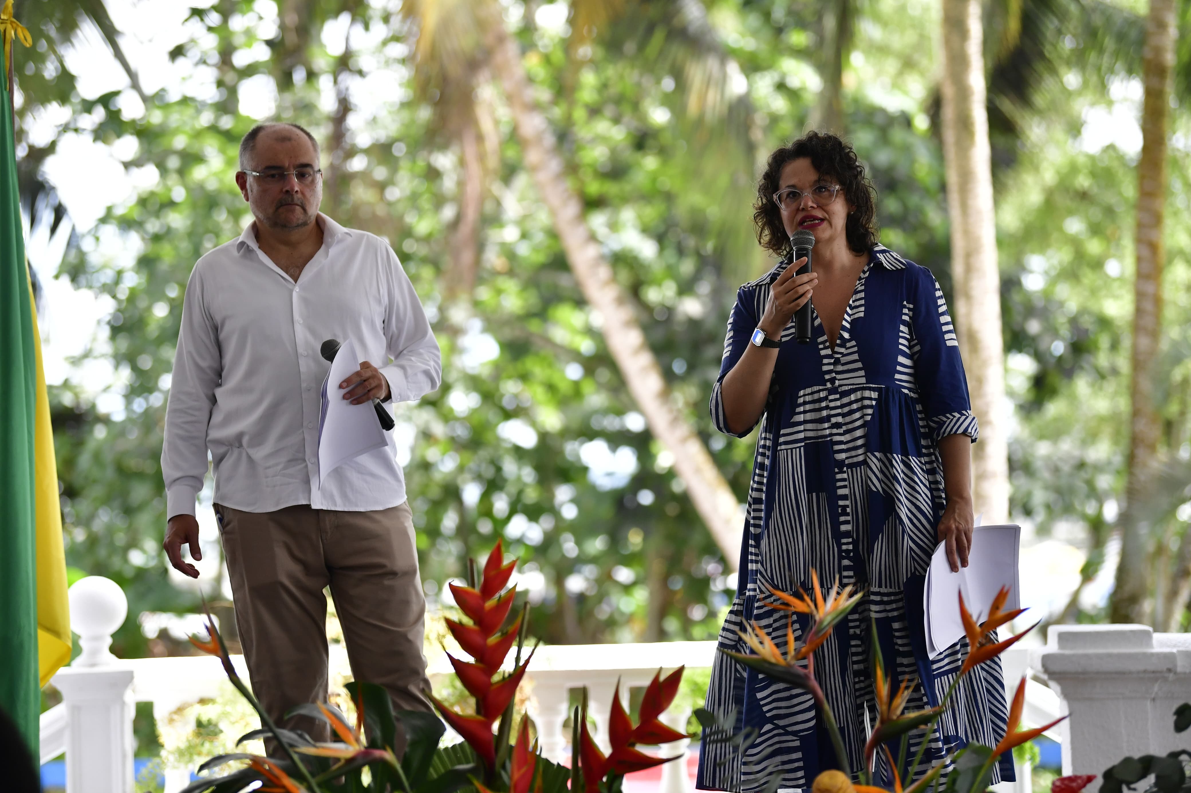 El embajador de la Unión Europea, Guilles Bertrand, y la directora del ICTJ en Colombia, María Camila Moreno.