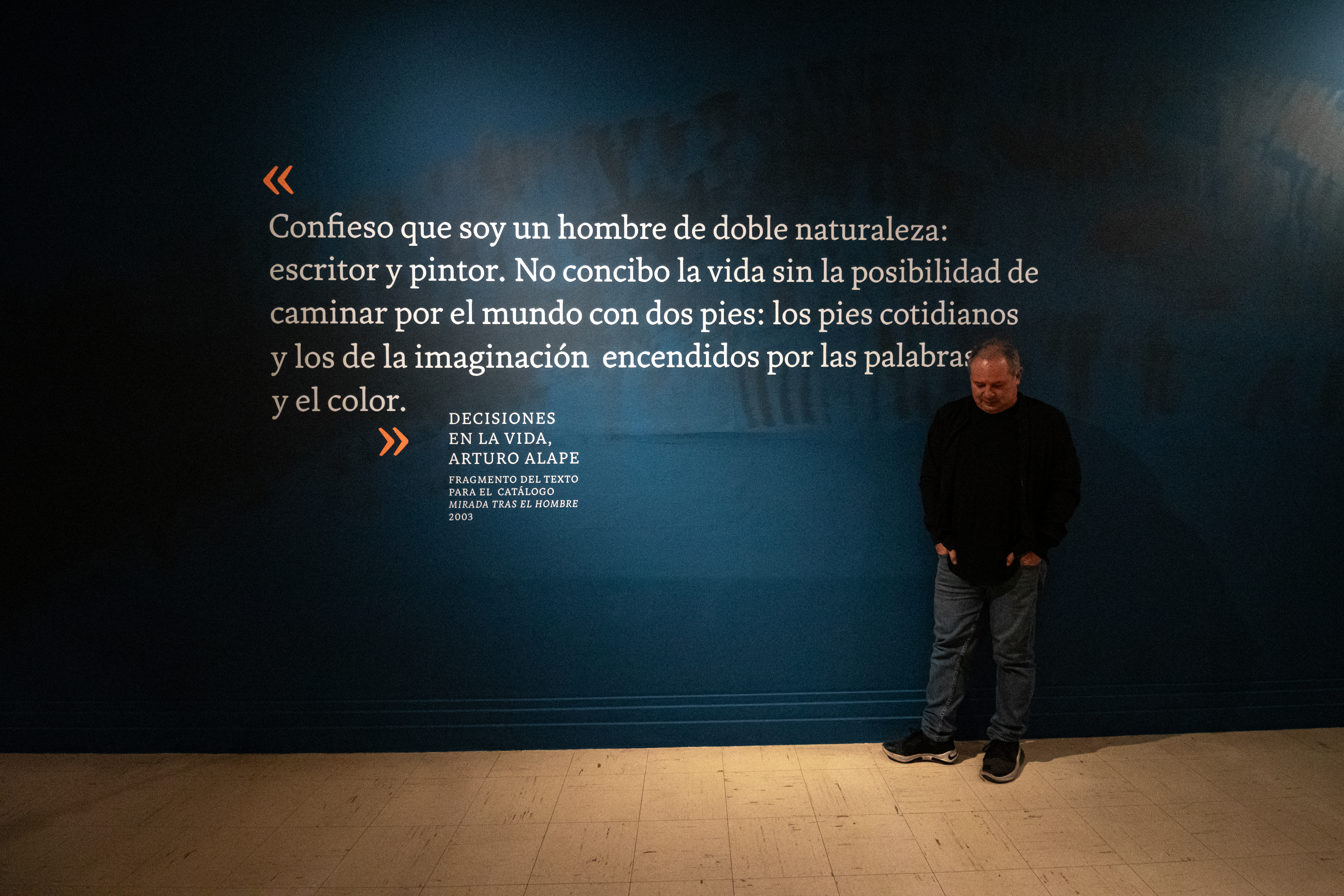 Manuel Ruiz, hijo de Arturo Alape junto a una frase que forma parte de la exposición "El río de la memoria".