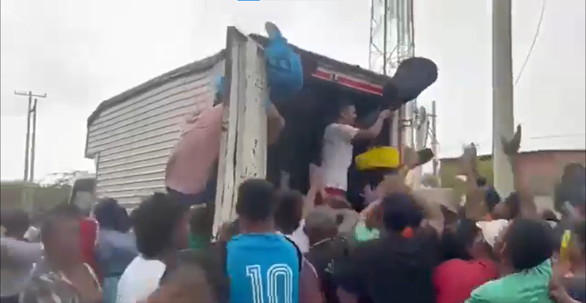 Habitantes de Tasajera saquearon camión accidentado que llevaba guitarras (video)