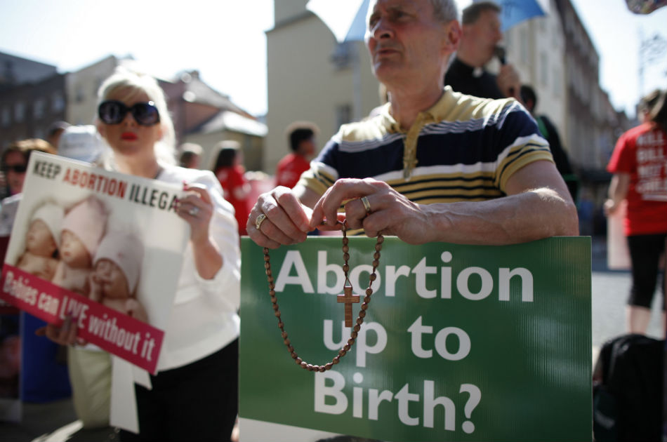Irlanda adopta controvertida ley del aborto