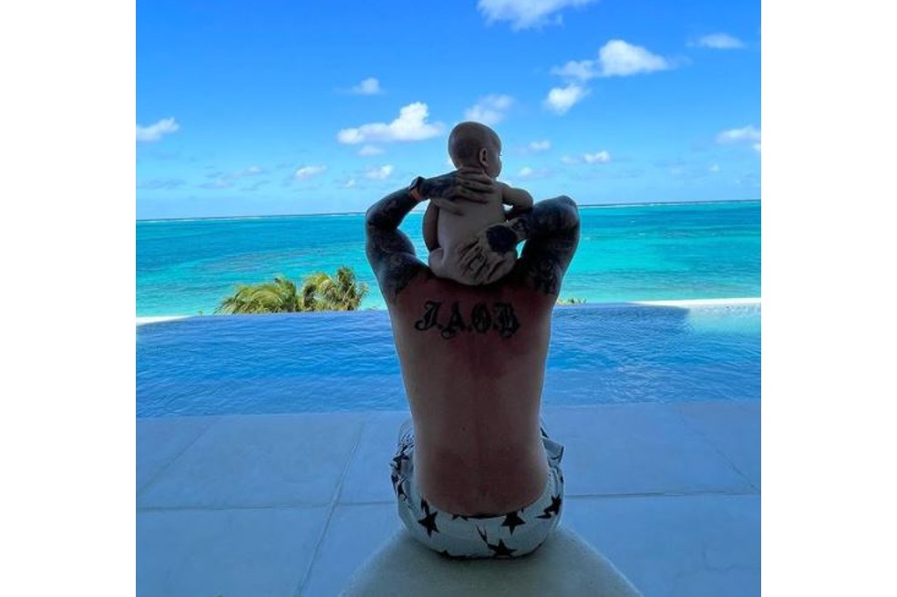 Al borde de una piscina y con el mar de fondo, el artista escribió: “Gracias Río. PAZ EN LA TIERRA”. En el post que ya cuenta con casi dos millones de likes y cientos de comentarios, se observa al bebé en los hombros de su papá; ambos dándole la espalda a la cámara. Es la primera vez que el artista paisa publica una foto de cuerpo entero de su hijo.