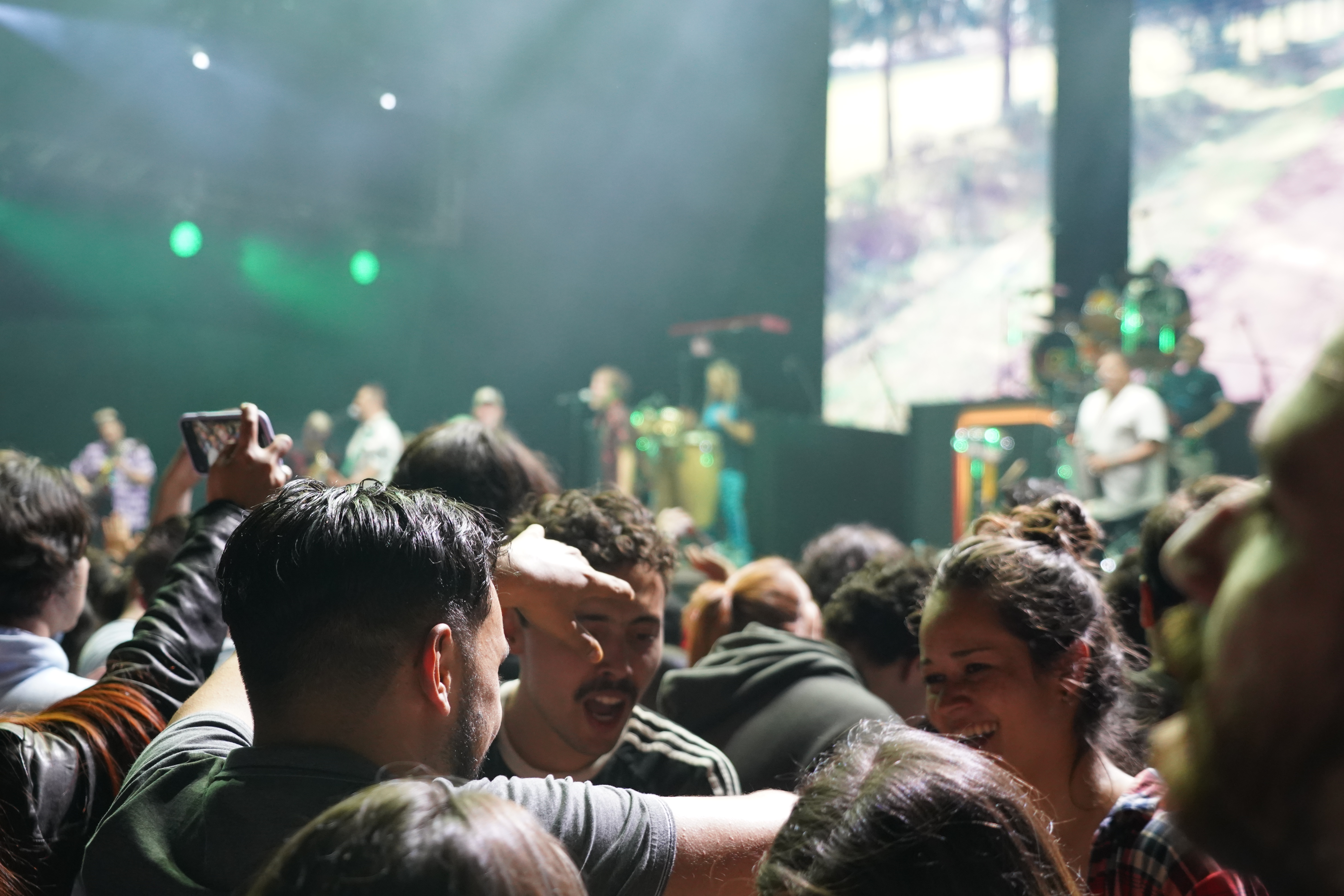 Entre audiovisuales nostálgicos de Diego Maradona y su versión de 'Live is Life' agradecieron al público de Bogotá por la pasión y el cariño a la banda que en septiembre cumple 37 años.