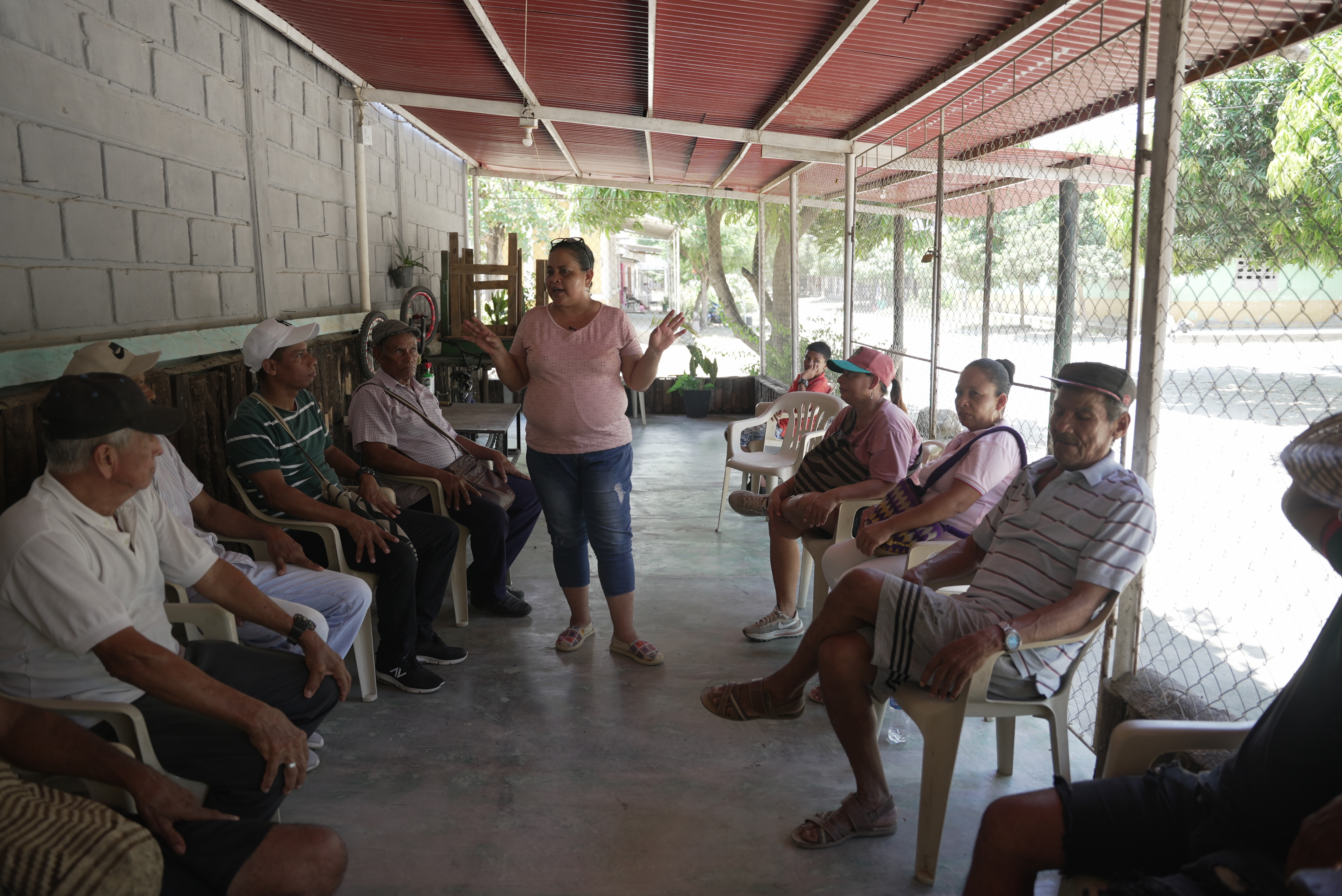 La lideresa Beatríz Lechuga (centro) en una reunión con las víctimas del proceso de Chimborazo en Orihueca, Zona Bananera, a donde se desplazó la mayoría de la comunidad.
