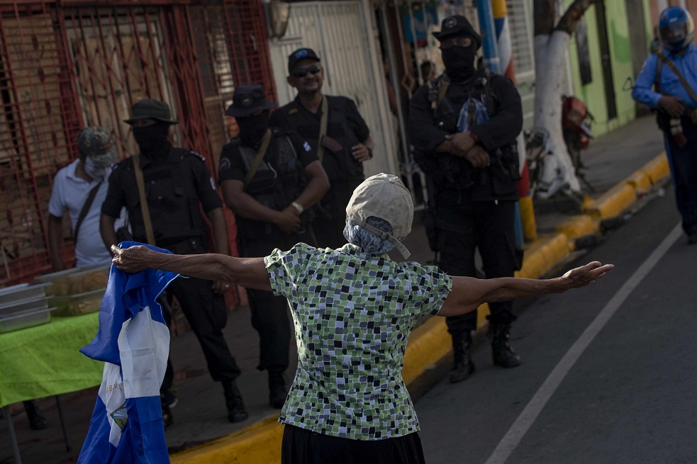 Una manifestante confronta a las autoridades nicaragüenses durante una protesta de la oposición en Masaya. / EFE