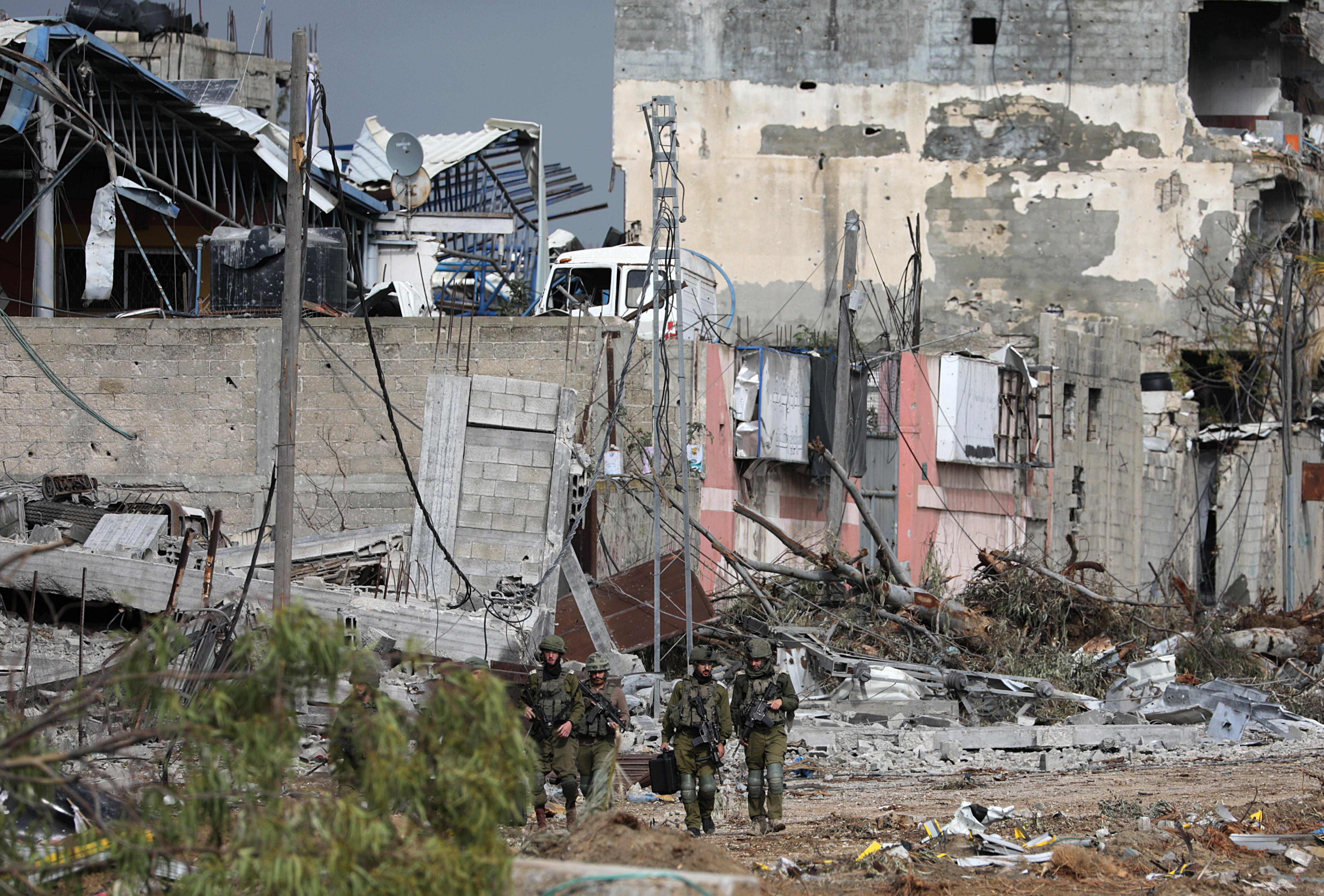 Al menos 160 cuerpos han sido encontrados entre los escombros en Gaza