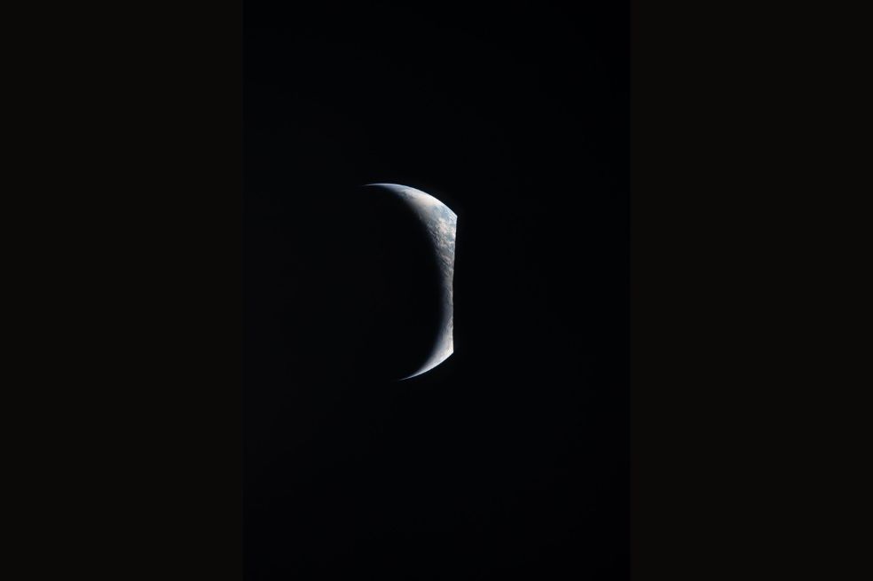 En esta imagen, la Tierra aparece como una delicada media Luna, con solo su borde superior iluminado.