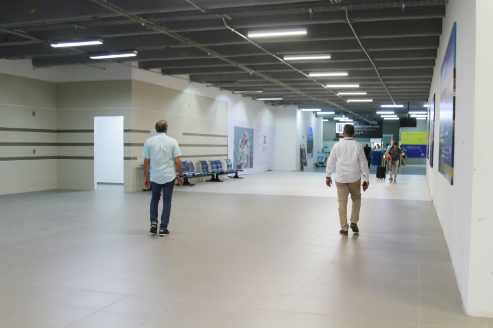 El gobernador del Atlántico hizo un recorrido por el aeropuerto y revisó el área en la que hace falta el cielo raso.Sin embargo, el mandatario plantea que dentro del mismo contrato existe un rubro que podría dar salida para dar cumplimiento a esta petición. “Hemos investigado que el rubro de ‘Obras Menores no previstas, solicitadas por autoridades gubernamentales o por comunidades’ cuenta con la disponibilidad de recursos suficientes. Por eso, solicitamos de manera oficial al Ministerio de Transporte y a la ANI el traslado de dichos recursos la ejecución del cielo raso en el aeropuerto”, dijo Verano De la Rosa.