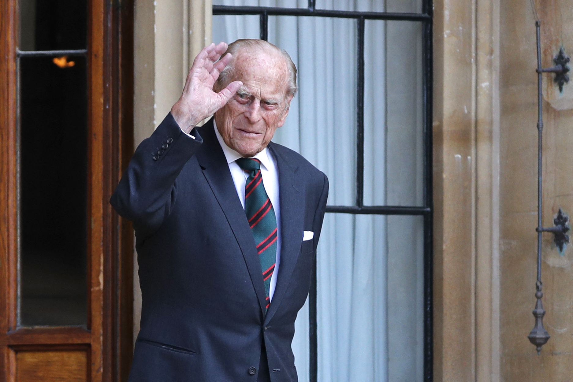 Hospitalizan al príncipe Felipe, esposo de la reina Isabel, a sus 99 años