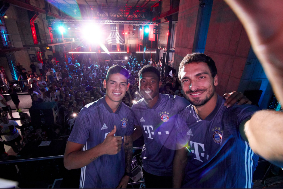 James estuvo en la presentación de la camiseta del Bayern para la Champions