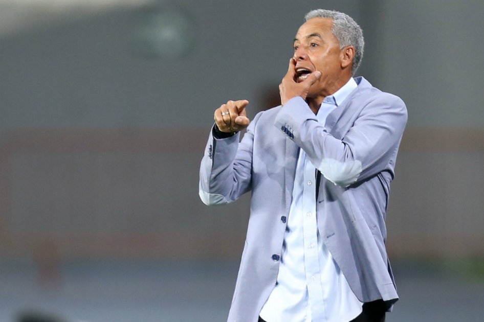 Alexis Mendoza, entrenador de Independiente del Valle, da instrucciones a sus jugadores, este lunes, en el debut de la Copa Libertadores. / EFE