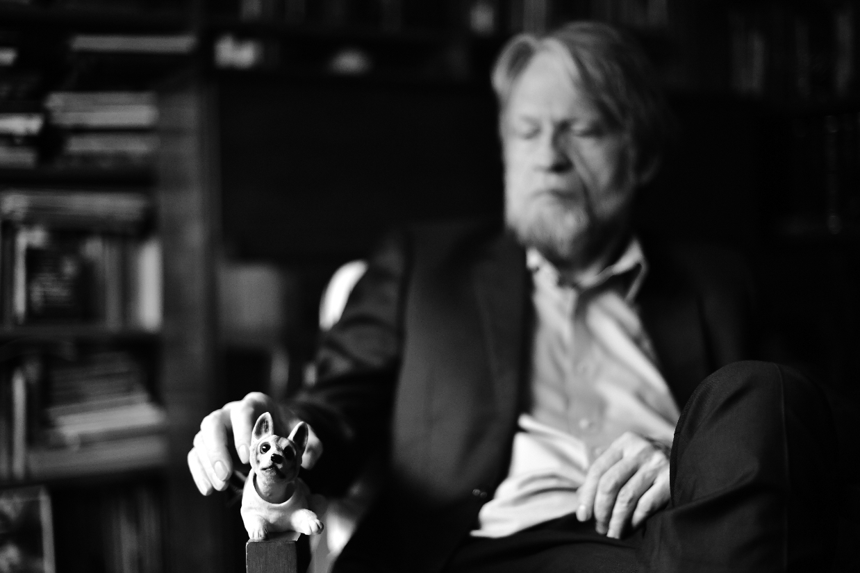 Después de que miles se burlaran de su párkinson en redes sociales, Mockus apareció en un video dándole un beso a un “perrito de taxi”. Lo bautizó “Autorretrato”.Óscar Pérez - El Espectador***