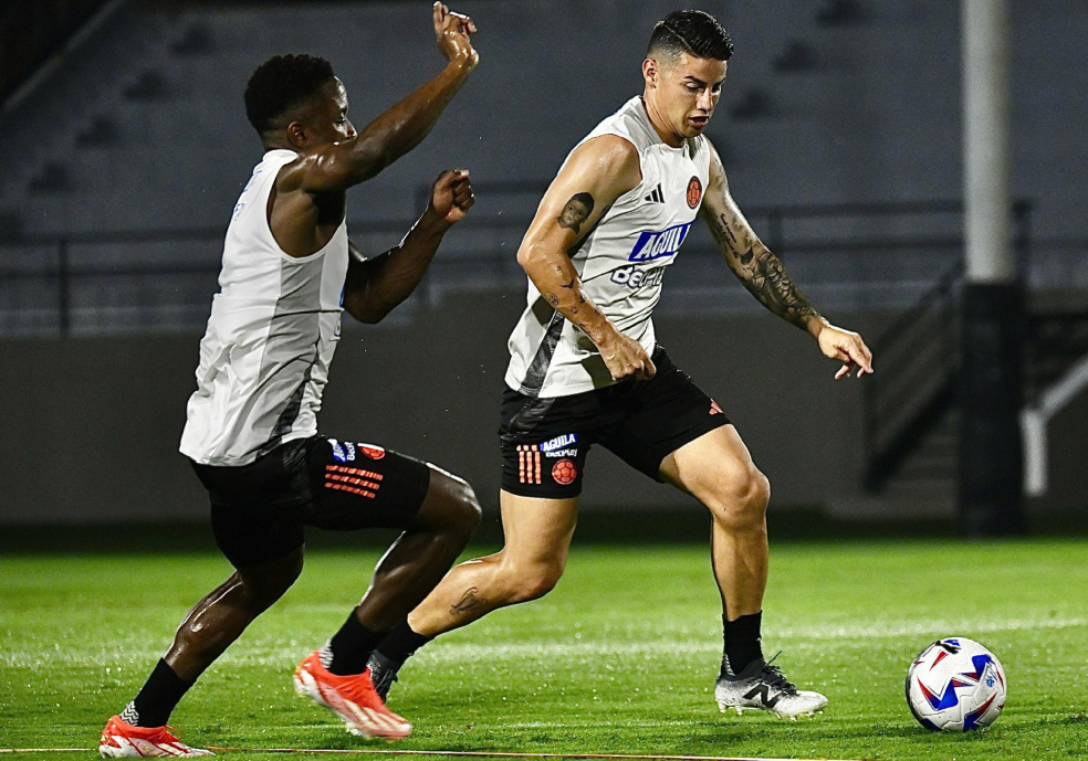 Luis Sinisterra y James Rodríguez (Der.), dos de los jugadores que primero se unieron a la concentración de la selección de Colombia, en Barranquilla.