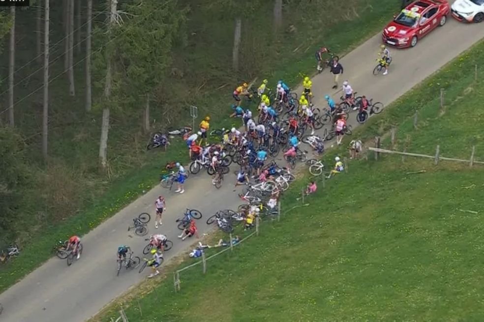 Video: Grave caída dejó fuera de competencia a Alaphilippe y a Rigoberto Urán