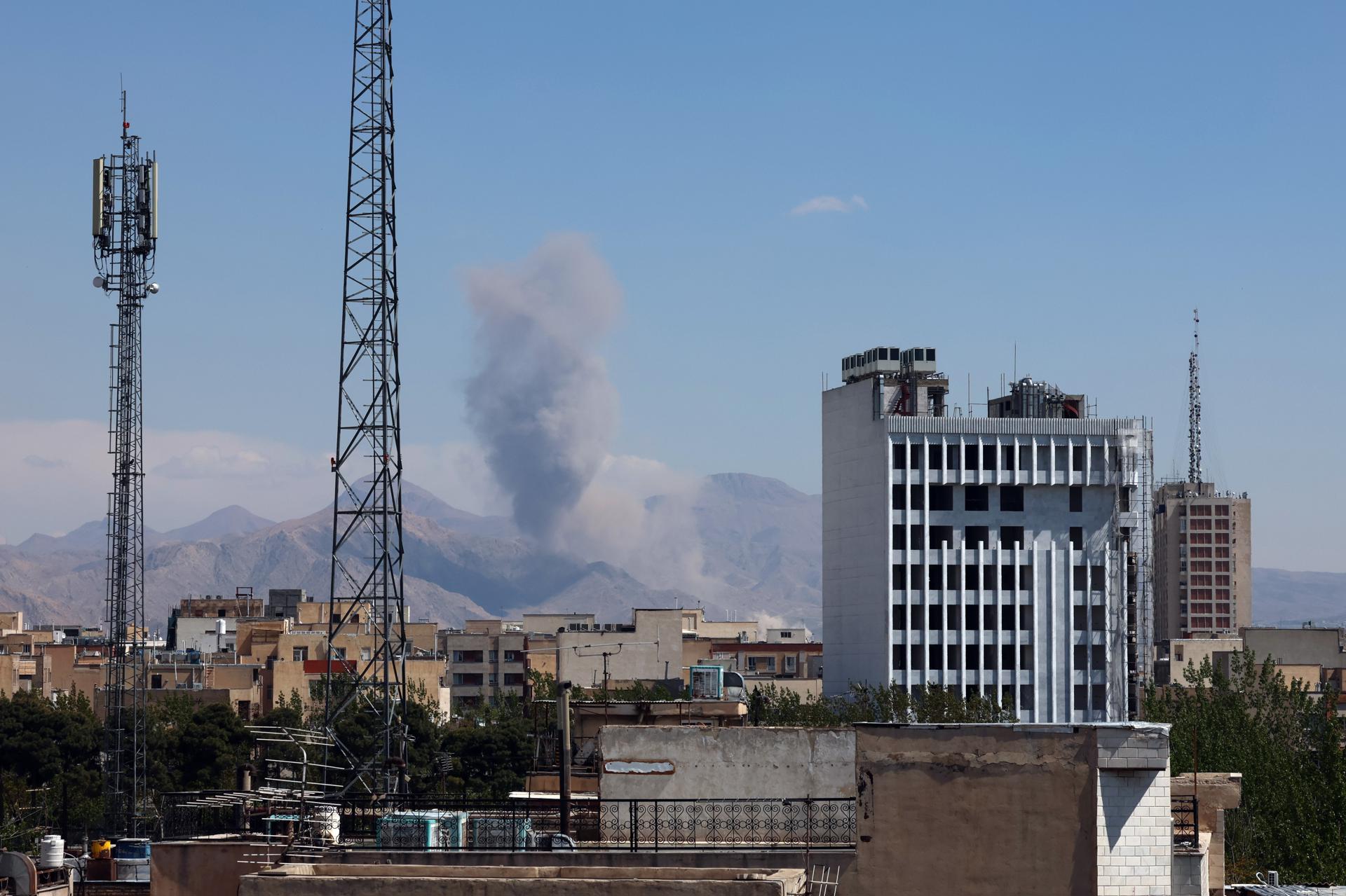 TEHRAN (Iran (Islamic Republic Of)), 07/04/2026.- Smoke rises following a US-Israeli airstrike in Tehran, Iran, 07 April 2026. A joint Israeli and US military operation continues to target multiple locations across Iran since the early hours of 28 February 2026. (Teherán) EFE/EPA/ABEDIN TAHERKENAREH