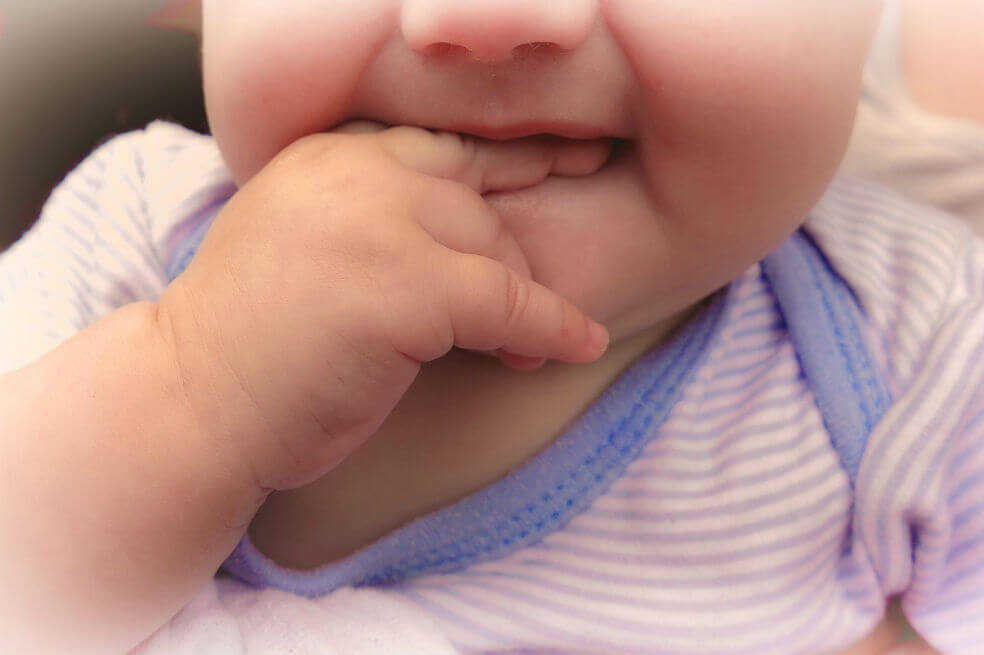 Mi bebé vive con la mano en la boca, ¿estará muerto de hambre?