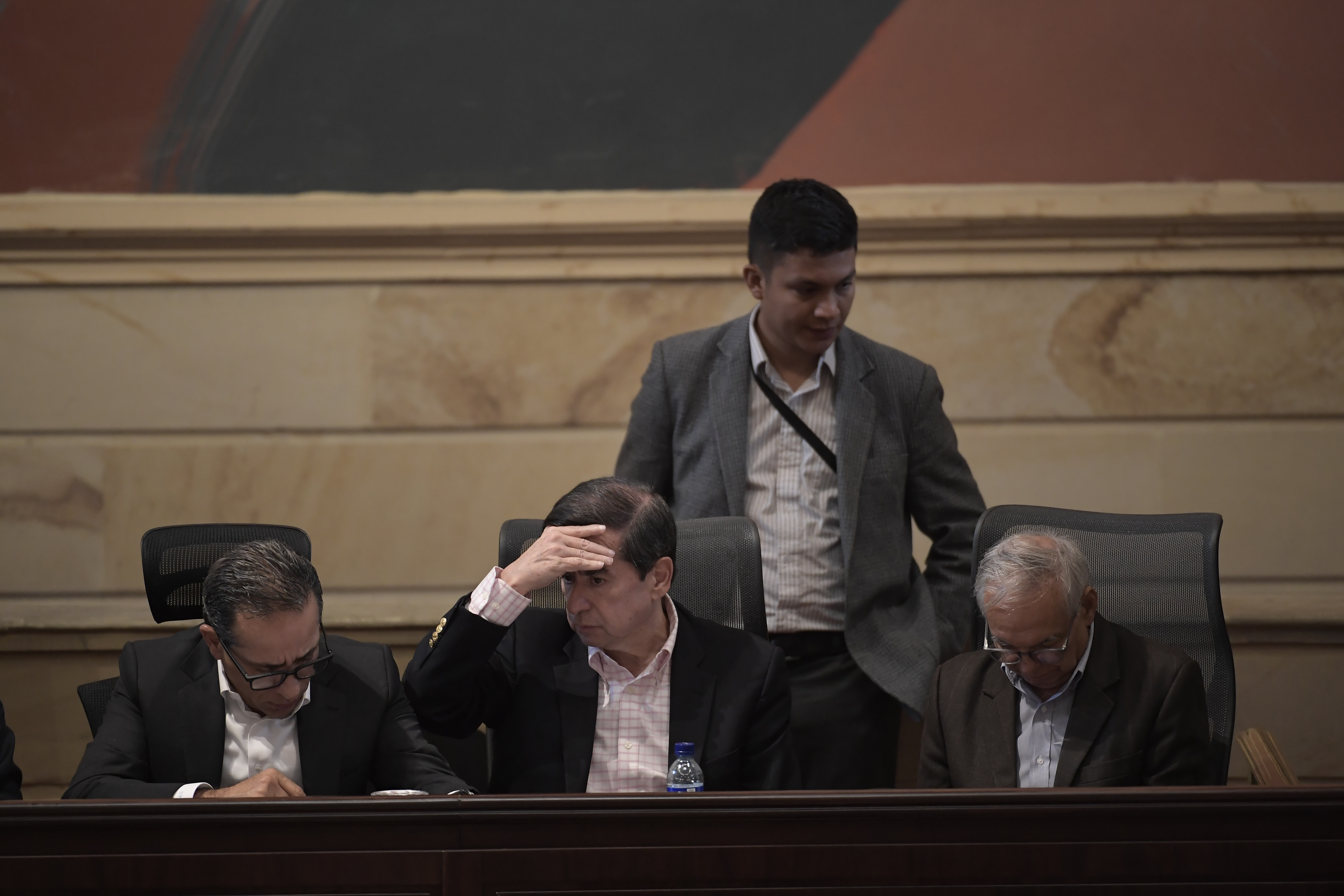 Director del Departamento Nacional de Planeación de Colombia; Juan Fernando Cristo, ministro del interior y Ricardo Bonilla, ministro de hacienda en el debate para definir el monto del Presupuesto General de la Nación (PGN) para 2025 (izq-der).