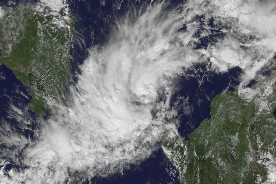 La tormenta tropical Otto, formándose sobre el mar Caribe, desde una imagen satelital. /Reuters