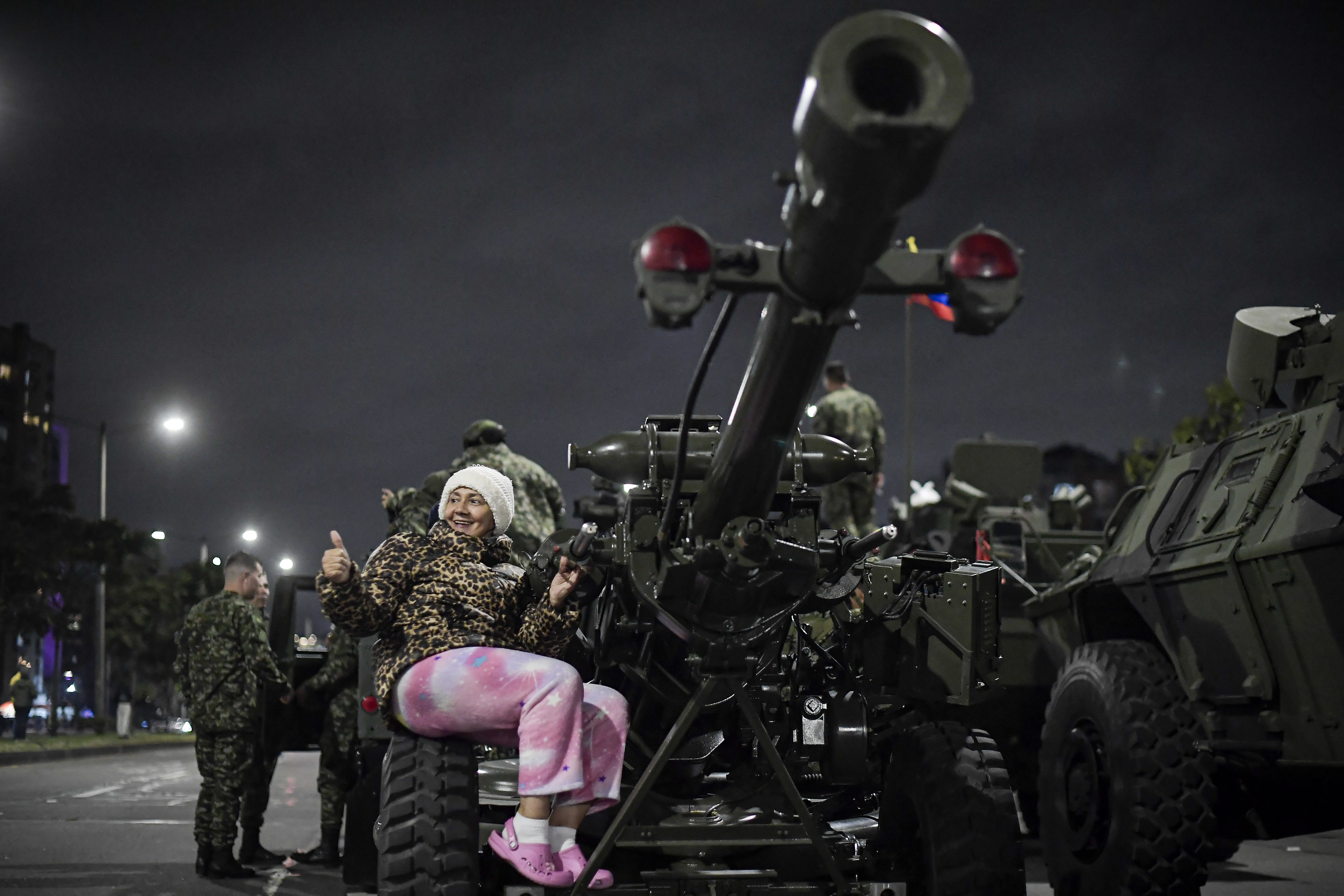 En la noche del jueves y viernes, las Fuerzas Militares y de Policía realizaron los ensayos del tradicional desfile del 20 de julio, con motivo de los 215 años de independencia de Colombia.