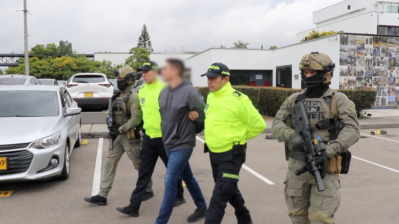 Capturan en aeropuerto de Bogotá a alias “Alex”, presunto enlace del Cártel de Sinaloa
