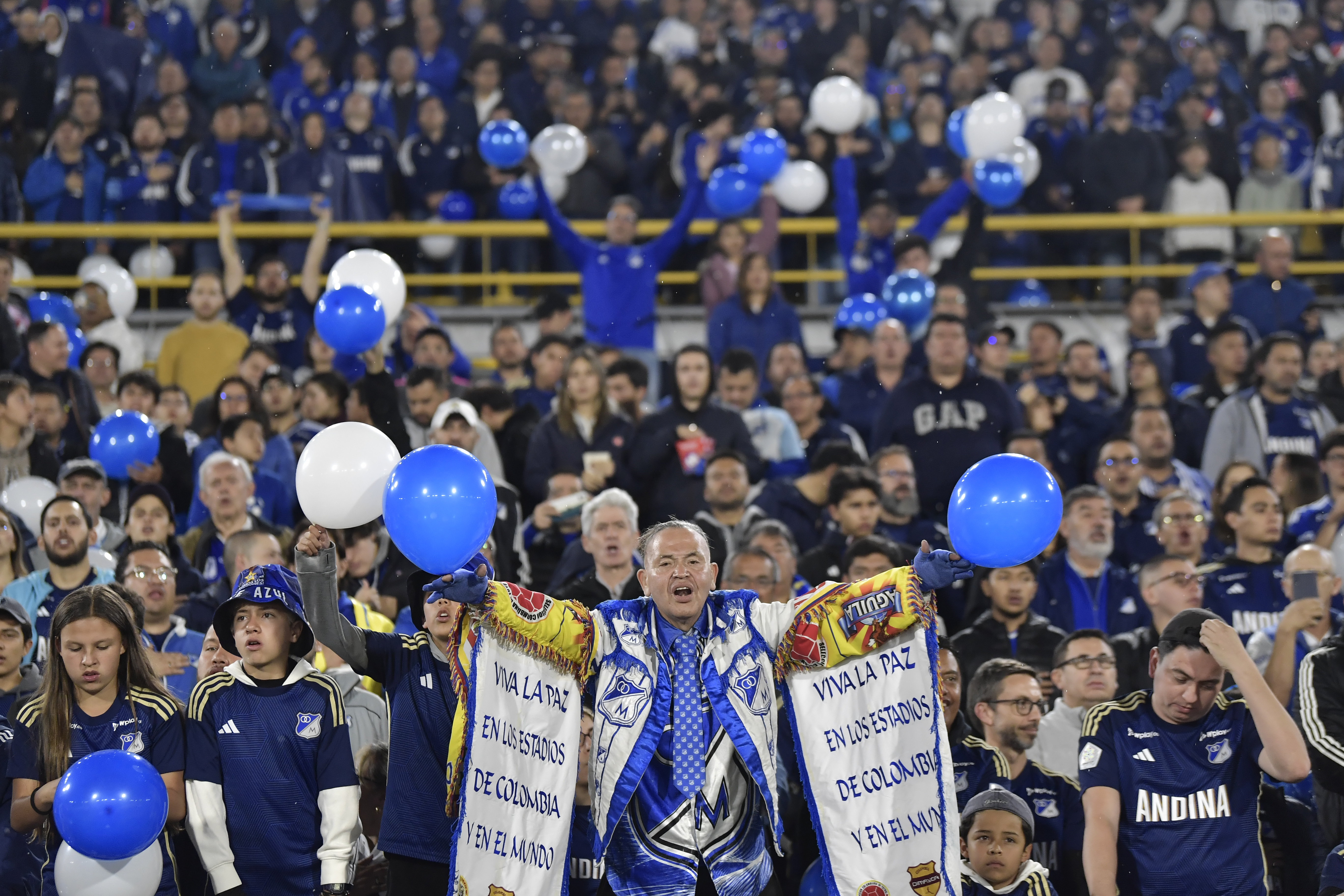 Afición de Millonarios durante el compromiso ante el Bolivar de Bolivia por la Copa Libertadores en el estadio El Campin de Bogotá