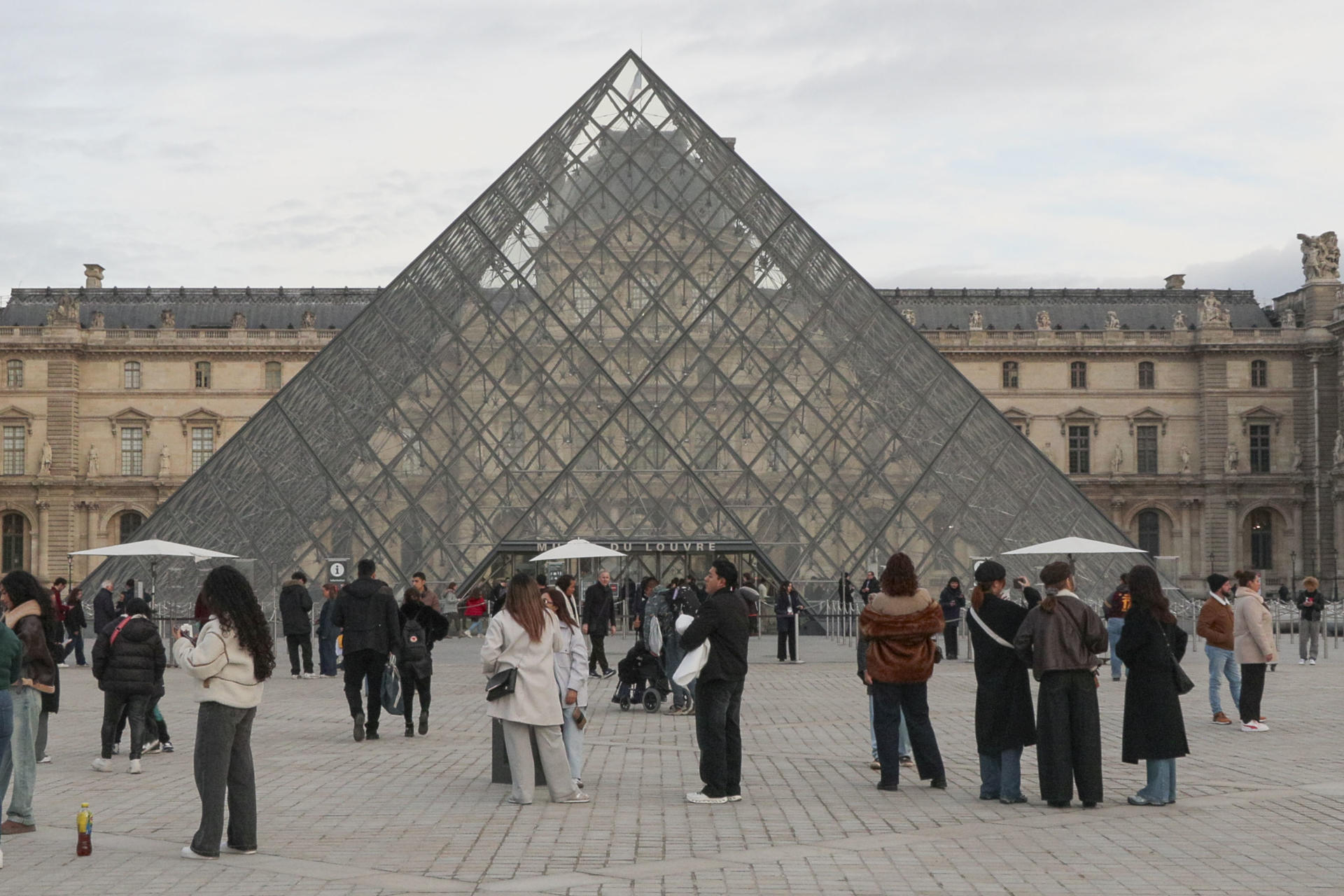 Turistas reclaman por subida de precio en el Museo del Louvre y otros sitios turísticos