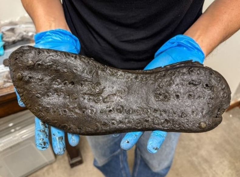 Encuentran zapatos gigantes de hace más de 2.000 años: miden más de 30 centímetros