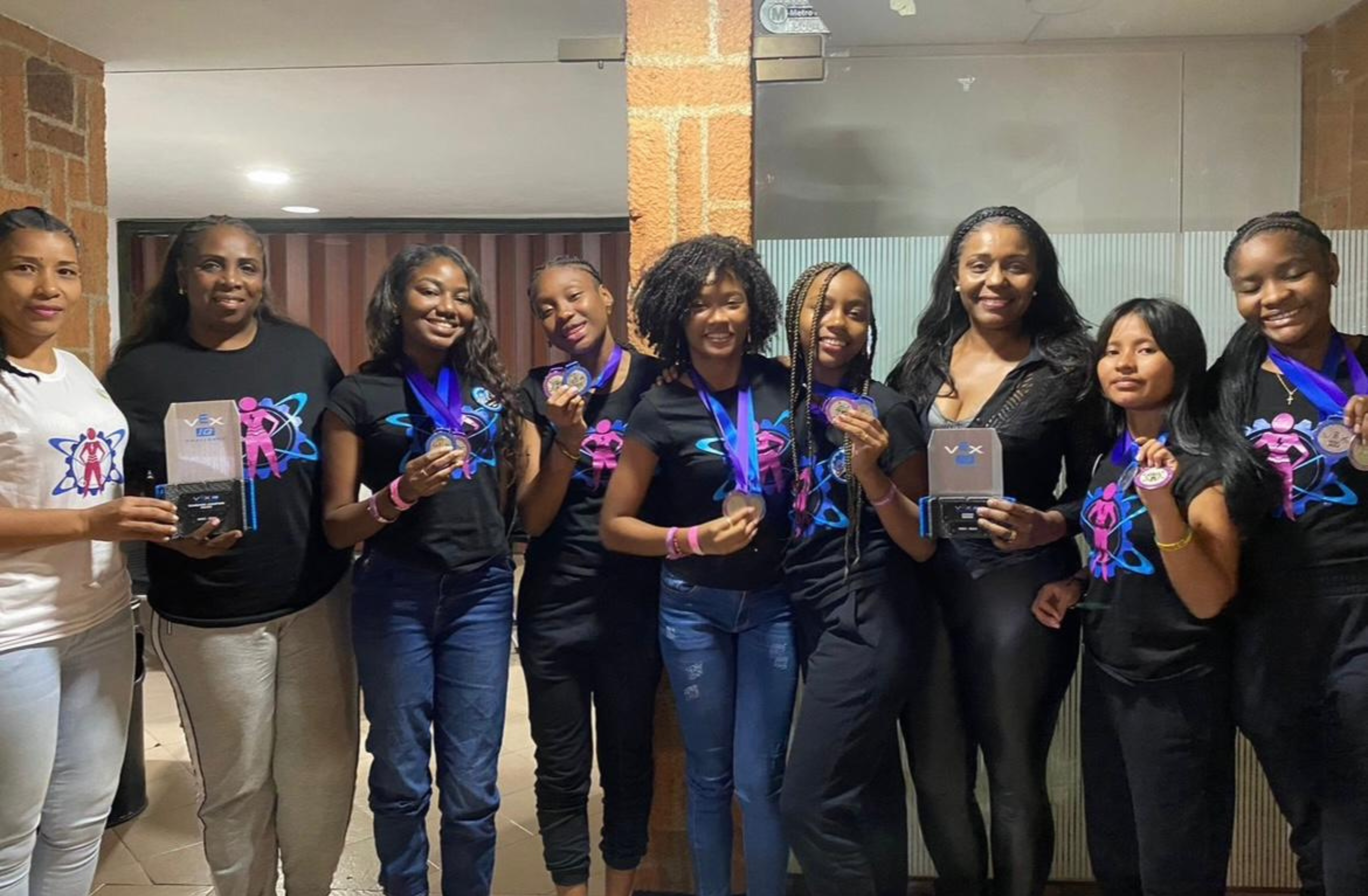 Las chicas de Cybergirls ganaron el primer puesto en la categoría ‘Girl Powered International’ de la competencia de robótica VEX IQ, realizada en la Universidad EIA - Escuela de Ingeniería de Antioquia.