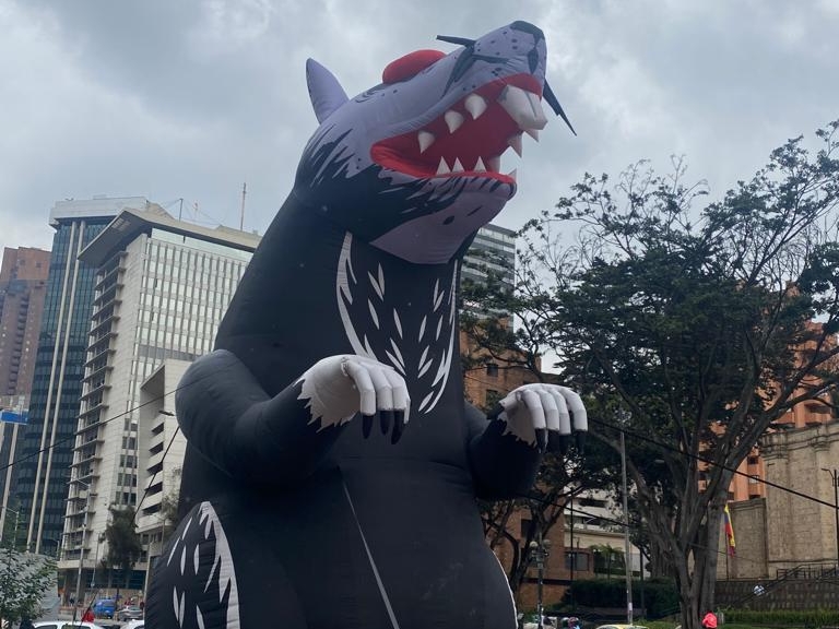 Extraño inflable con forma de rata es instalado en frente del Museo Nacional