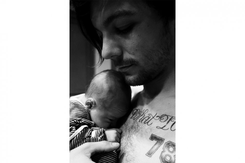 Louis Tomlinson, de One Direction, presenta a su hijo Freddie