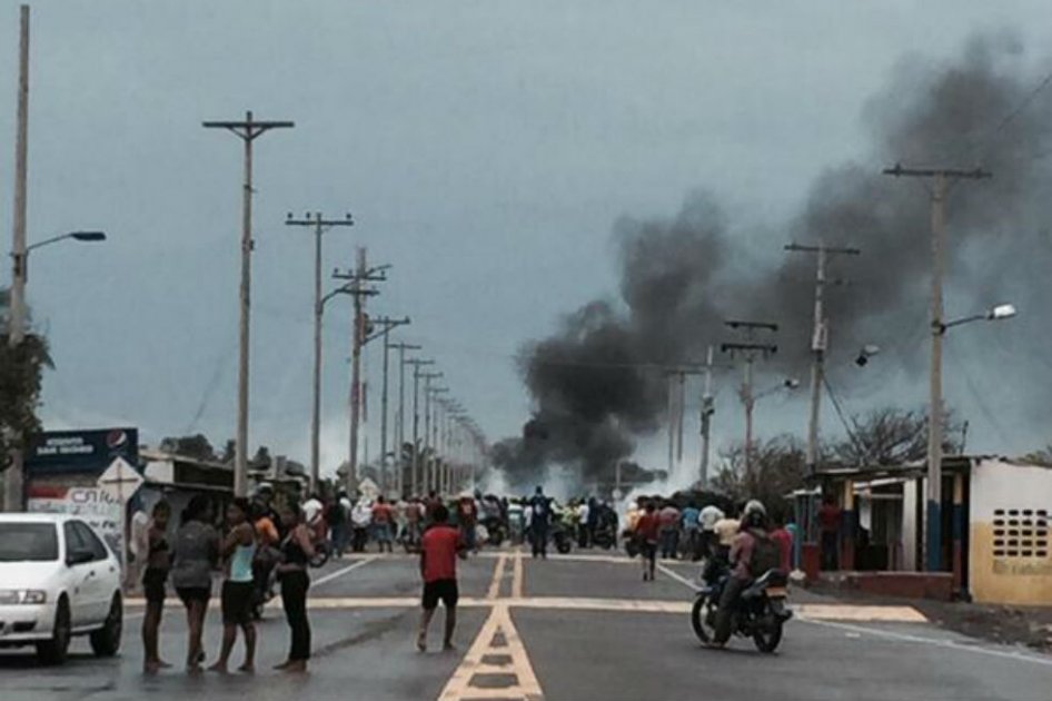 Bloqueos en vía Barranquilla-Santa Marta por fallas de Electricaribe