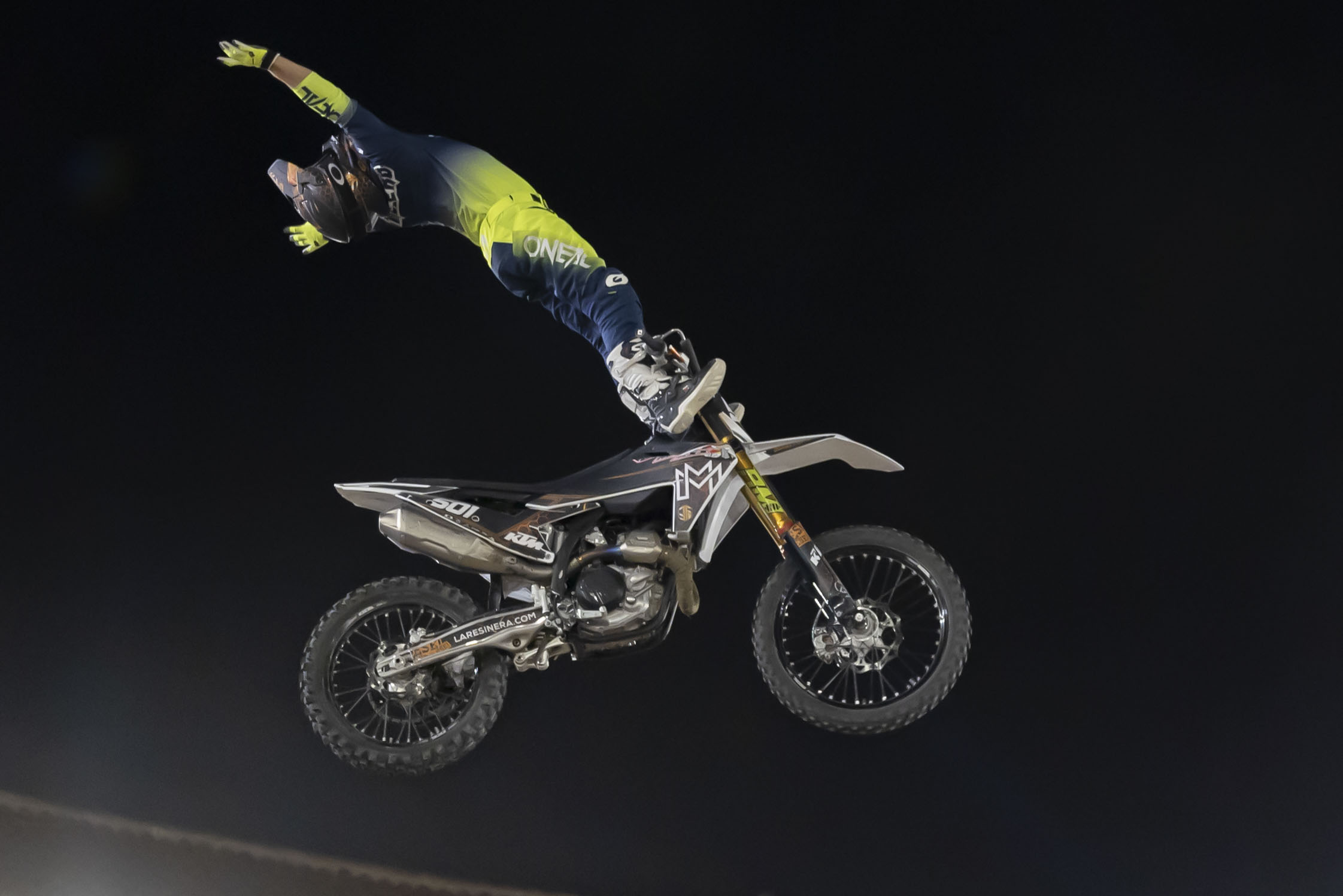 Así reaccionan los familiares al ver las peligrosas maniobras del Freestyle Motocross