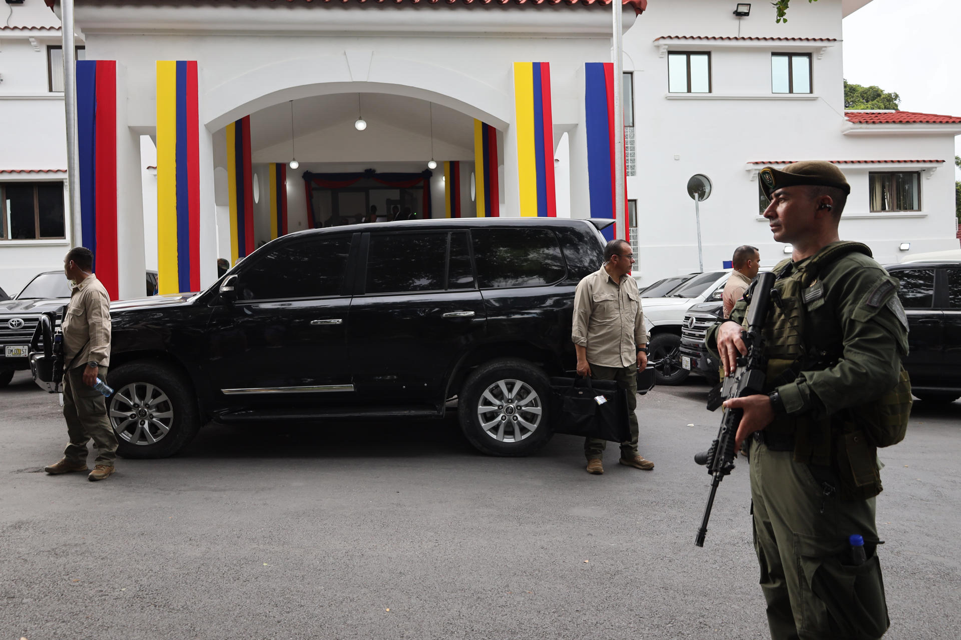 AME3891. PUERTO PRÍNCIPE (HAITÍ), 18/07/2025.- Agentes armados colombianos custodian la entrada de villa d'accueil a la llegada del presidente de Colombia, Gustavo Petro, este viernes en Puerto Príncipe (Haití). El Gobierno haitiano afirmó que la visita al país de Gustavo Petro, se centrará en la cooperación en materia de seguridad, la formación de fuerzas armadas y policiales, así como en la consolidación de asociaciones institucionales. EFE/ Patrice Noel
