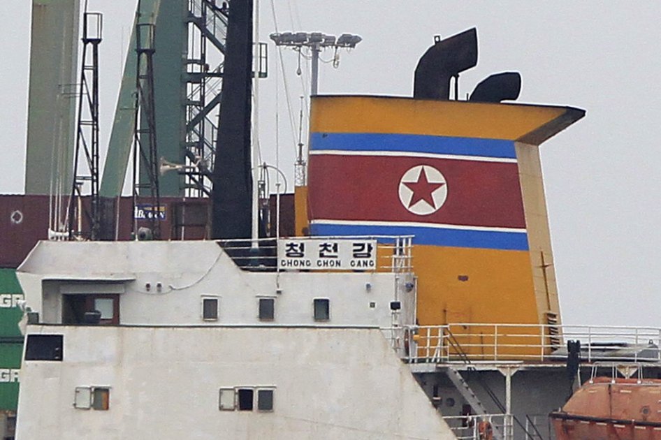 Fotografía del barco de Corea del Norte Chong Chon Gang en el muelle de Manzanillo de la ciudad de Colón (Panamá)./ EFE