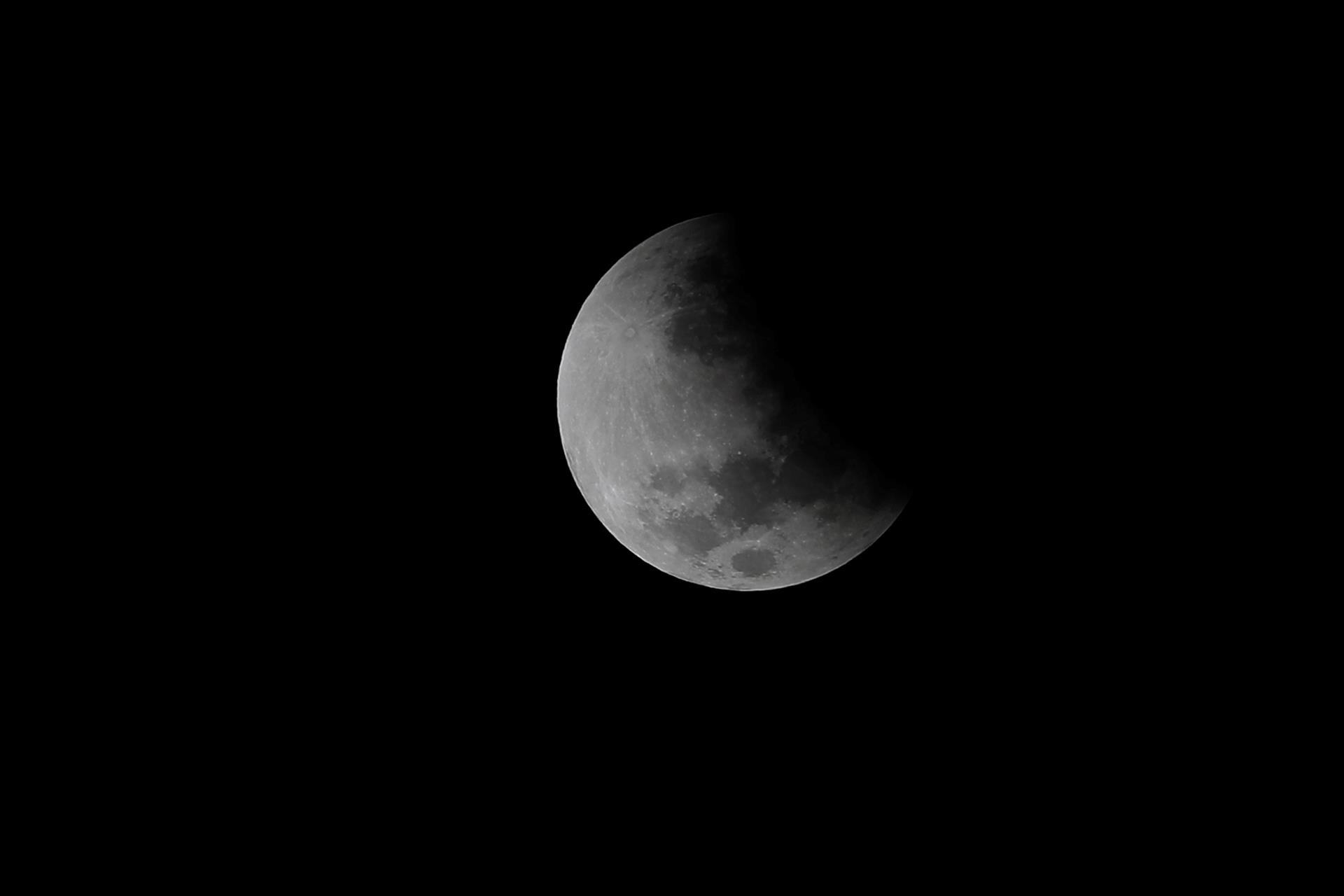 Las increíbles fotos del último eclipse lunar del 2021. Así se vio en el mundo