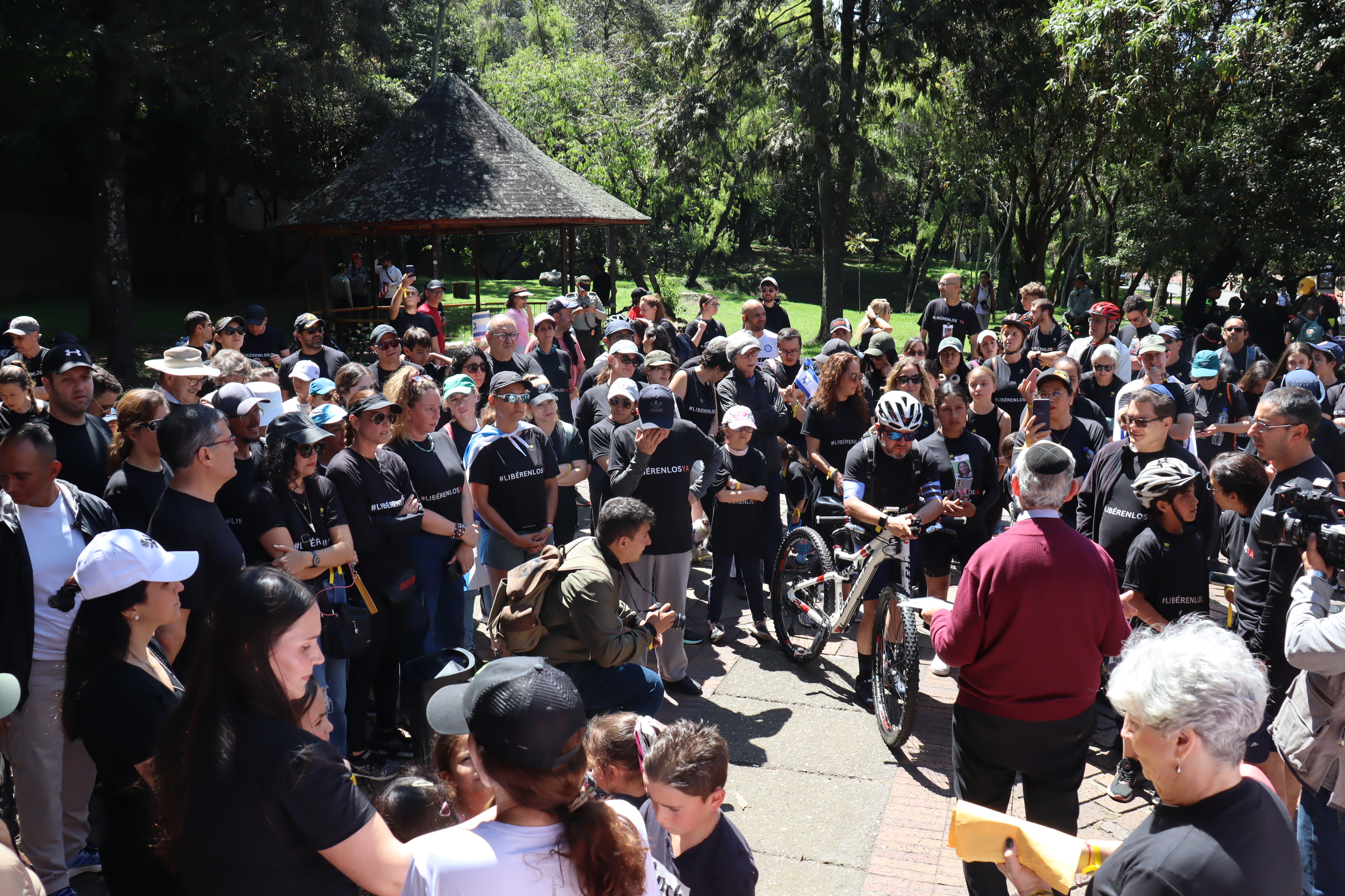 Como cierre del evento, el gran rabino Alfredo Goldschmidt condujo una oración dedicada a los secuestrados con la esperanza de su pronto retorno a casa, así como por todas las personas que han perdido la vida desde la masacre del 7 de octubre.
Según Hamás, más de 24.000 personas han muerto en medio de los bombardeos de Israel, cuyo gobierno dice que no cesará la arremetida hasta eliminar a Hamás.
