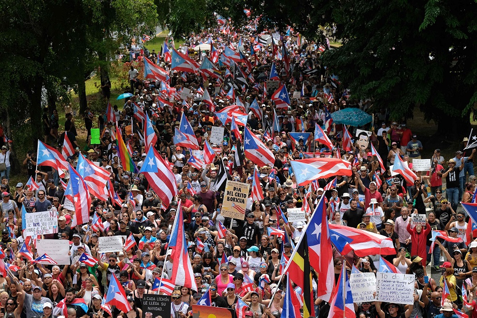 Miles de personas participaron en una marcha para celebrar la dimisión del gobernador de la isla, Ricardo Rosselló, efectiva a partir del día 2 de agosto. / AFP