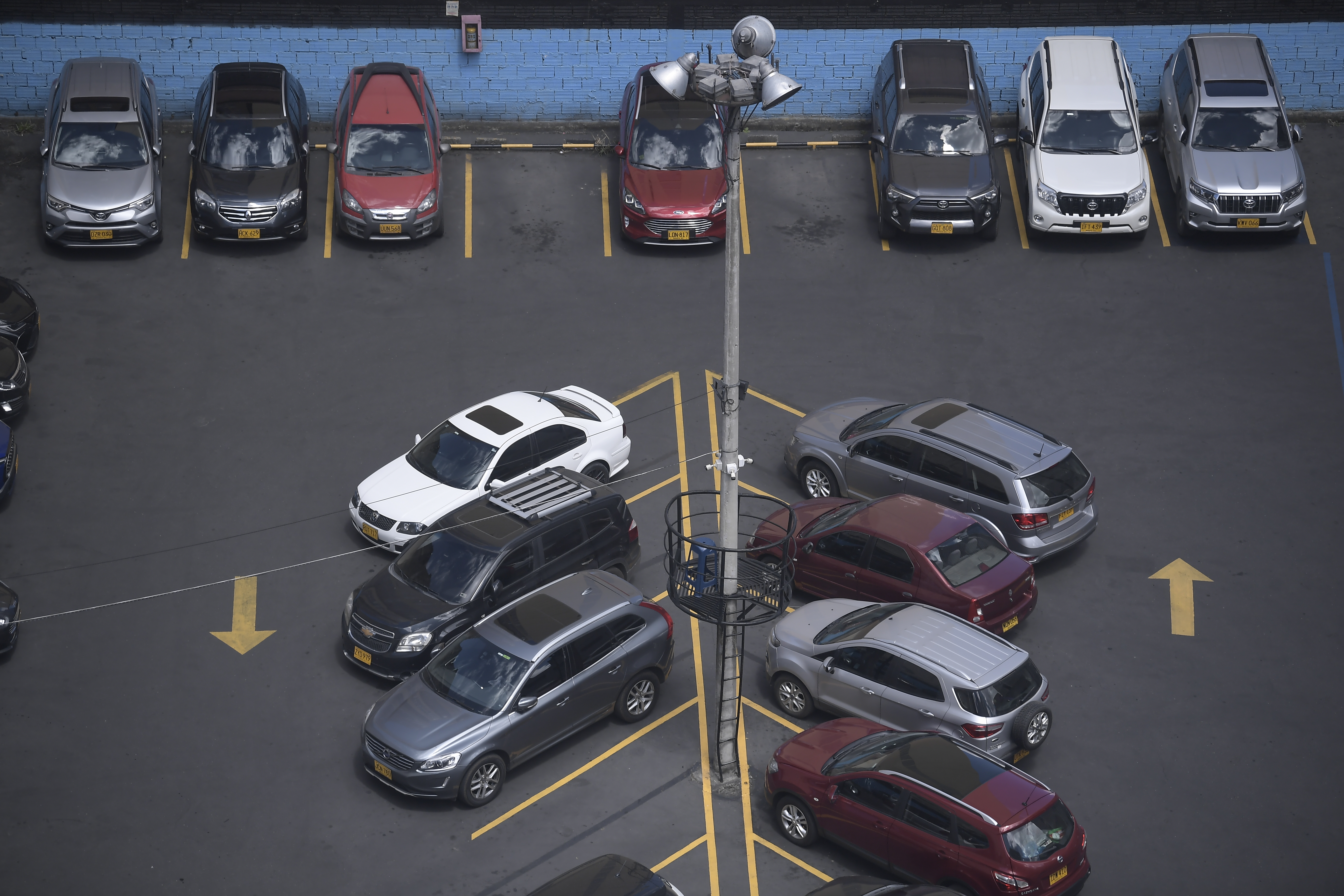¿Le pueden inmovilizar su vehículo e imponer comparendos en un parqueadero?