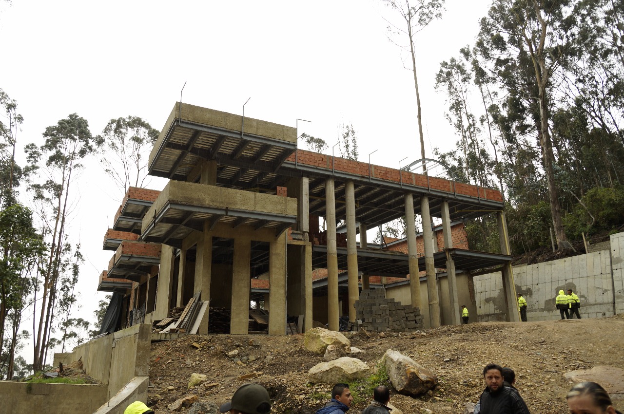 CAR confirma demolición de lujosa construcción que invadió los cerros orientales de Bogotá