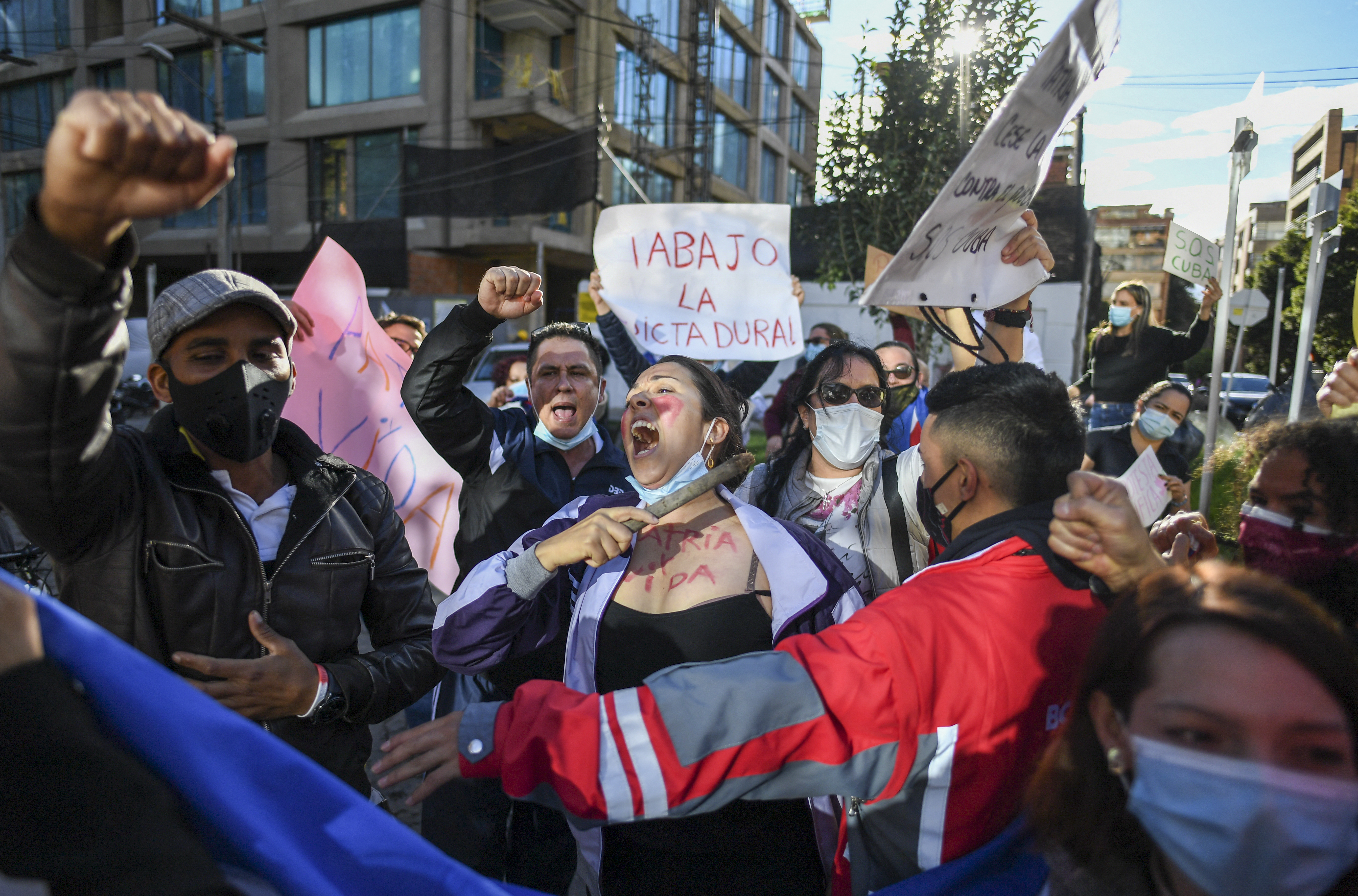 Algunos cubanos consideran que la magnitud de las protestas del domingo responde sobre todo al agotamiento por las largas filas que han tenido que hacer desde hace dos años para abastecerse de alimentos, y a no poder comprar un simple analgésico o enfrentar apagones de hasta seis horas. Protestas en Colombia