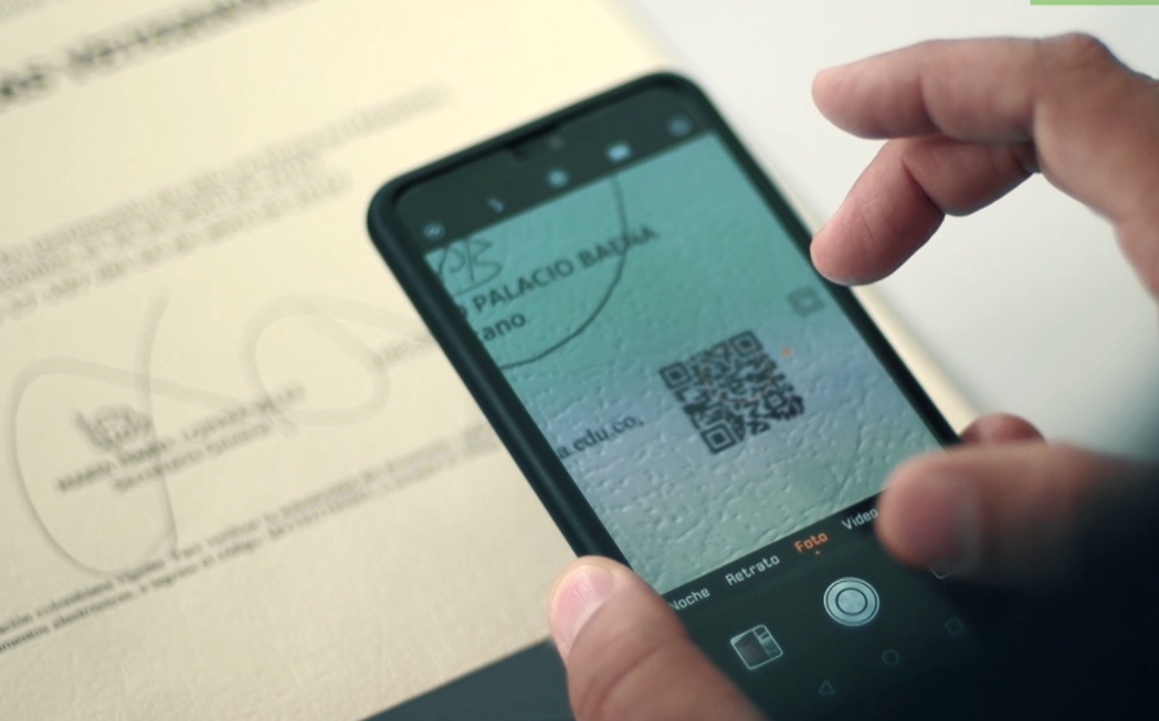 El diploma físico cuenta con un código QR en el que podrán hacer lectura de este y, de la misma manera que el código alfanumérico, serán remitidos al portal de la universidad para verificar la autenticidad del título académico.Lectura del código QR en la copia física del diplomaCortesía Universidad de Antioquia