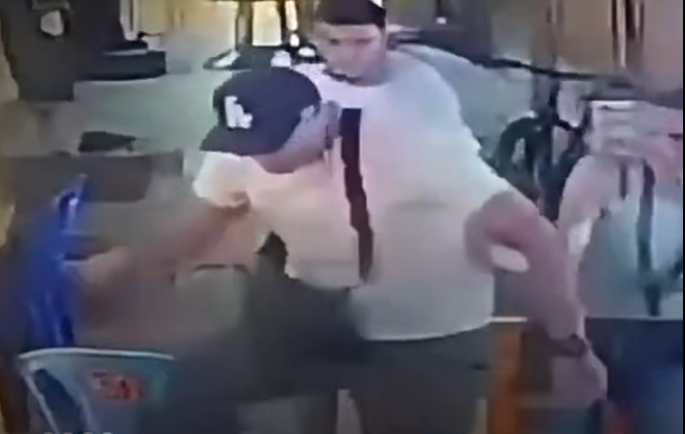 Imagen del video de la cámara de seguridad que captó la agresión hacia una persona con discapacidad.