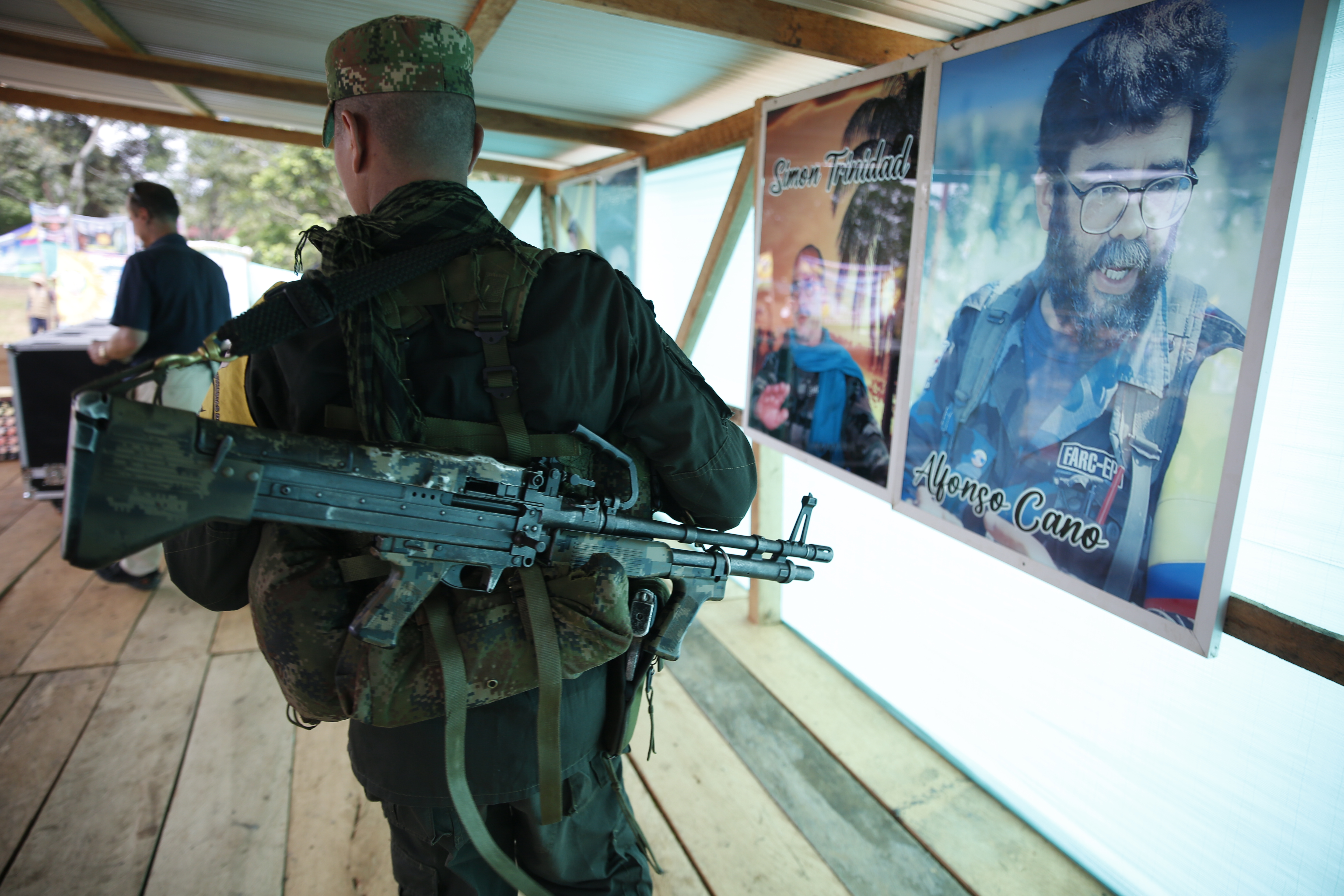 ACOMPAÑA CRONICA COLOMBIA CONFLICTO BOG400. BOGOTÁ (COLOMBIA), 08/10/2024.- Fotografía de archivo del 15 de abril del 2023 que muestra a un guerrillero de las disidencias de las Farc mientras vigila, en la Casa Roja, en el departamento de Caquetá (Colombia). Vestidos con uniformes militares y brazaletes de las disidencias de las FARC, supuestos miembros de esa guerrilla se muestran en TikTok entrenando o en entierros en zonas rurales de Colombia, mientras en los comentarios de sus publicaciones aparecen números de teléfono, abriendo una nueva y peligrosa forma de reclutamiento, según alertan las autoridades policiales. EFE/ Mauricio Dueñas Castañeda ARCHIVO