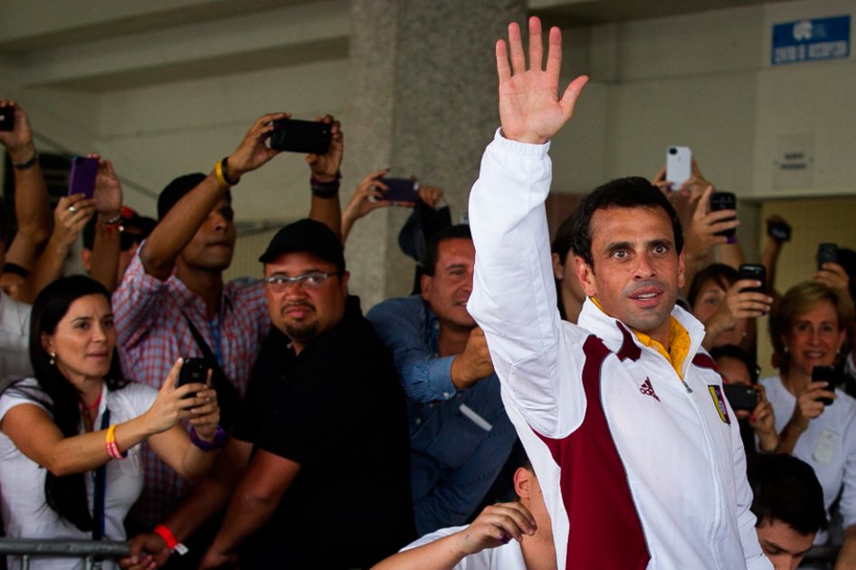 Capriles vota y dice que quiere que Venezuela tenga una «verdadera democracia»