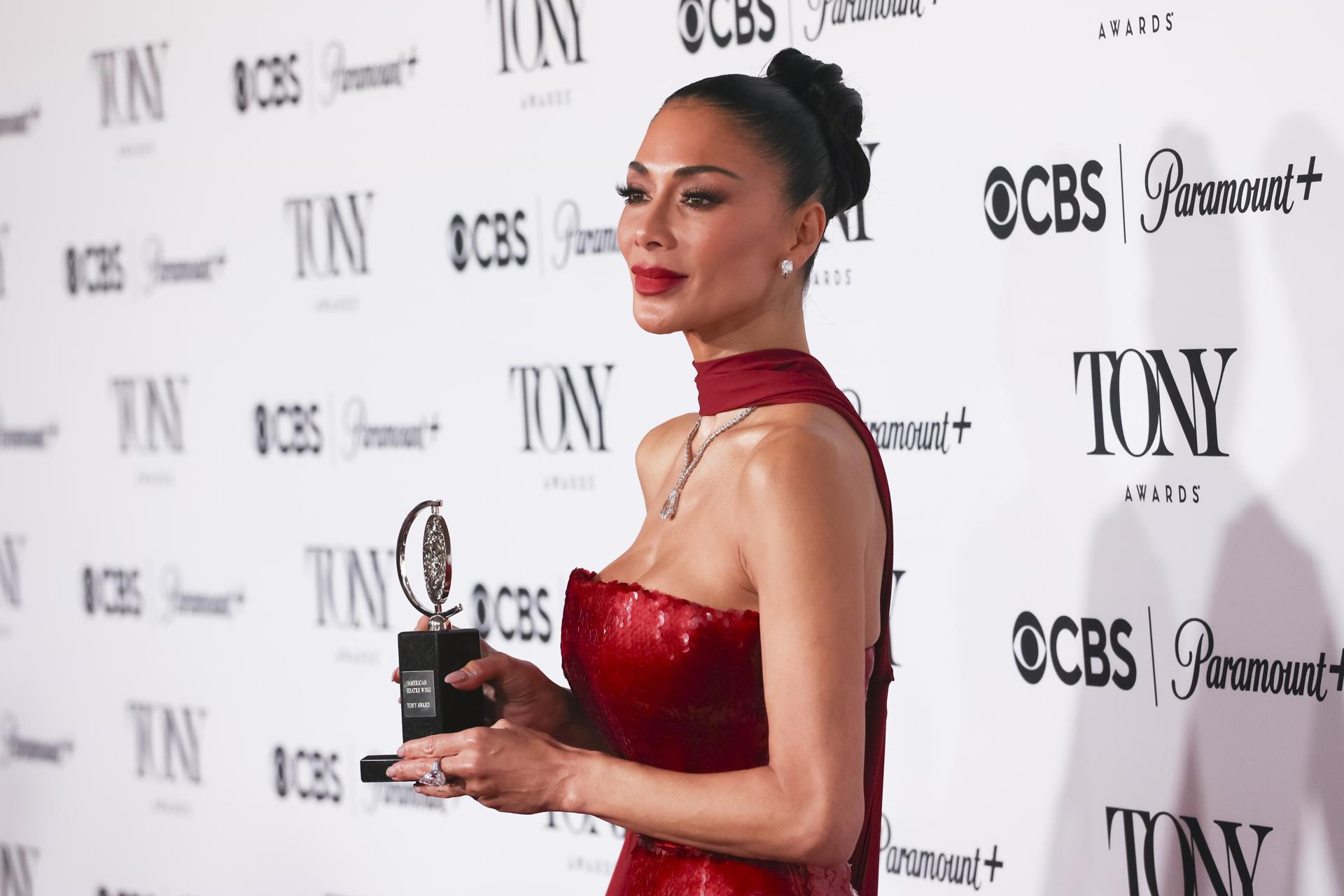 NEW YORK (United States), 09/06/2025.- Nicole Scherzinger, of the show ‘Sunset Blvd.’ poses in the Press Room with the Tony Award for ‘Best Performance by an Actress in a Leading Role in a Musical’ during the 78th annual Tony Awards at Radio City Music Hall in New York, New York, USA, 08 June 2025. The Tony Awards are presented each year by the American Theatre Wing and The Broadway League to honor excellence in Broadway theater. (Nueva York) EFE/EPA/SARAH YENESEL