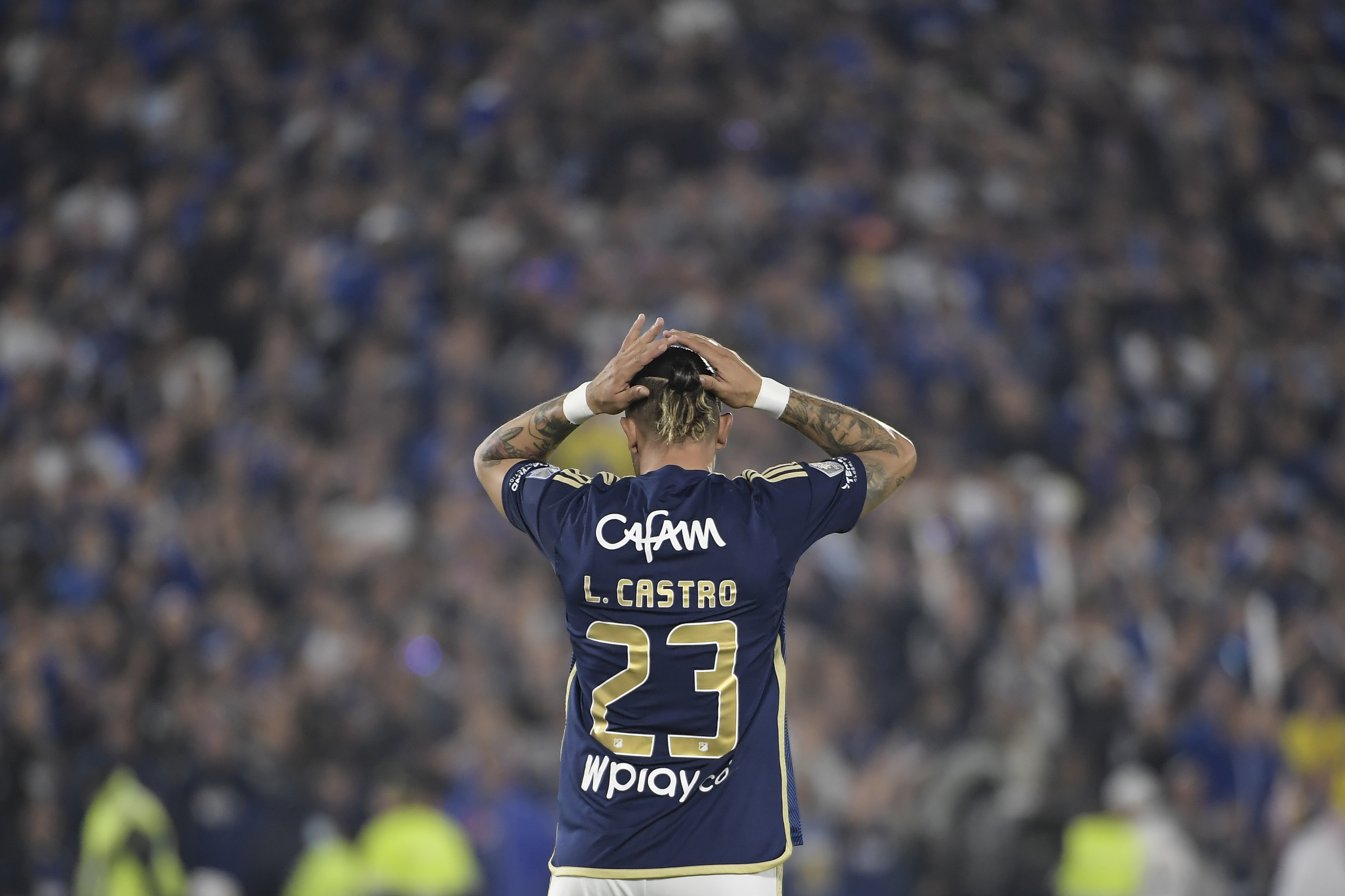Leonardo Castro explotó tras ser sustituido y la hinchada abucheó a David González