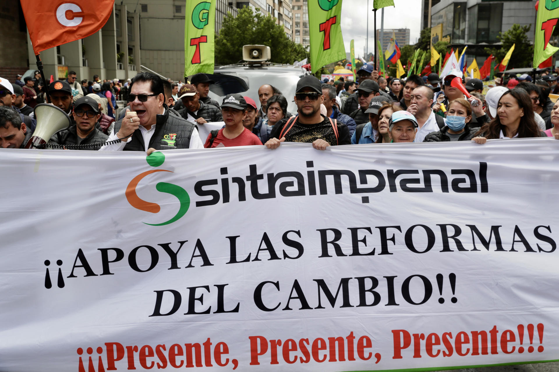 AME1443. BOGOTÁ (COLOMBIA), 28/05/2025.- Integrantes de sindicatos, centrales obreras y simpatizantes del Gobierno del presidente de Colombia, Gustavo Petro, marchan durante el primer día de paro nacional este miércoles, en Bogotá (Colombia). El "gran paro nacional" de Colombia, convocado por centrales obreras para respaldar la consulta popular y las reformas sociales del Gobierno, comenzó con bloqueos de portales de transporte público en Bogotá y poca afluencia a las manifestaciones. EFE/ Carlos Ortega