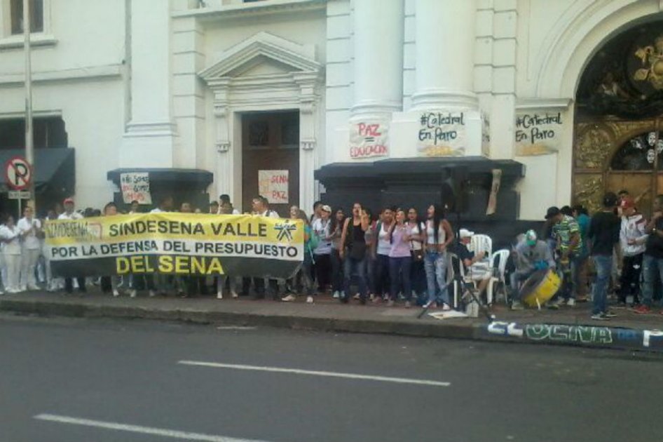 Segundo día de toma de estudiantes del Sena a la catedral de San Pedro en Cali